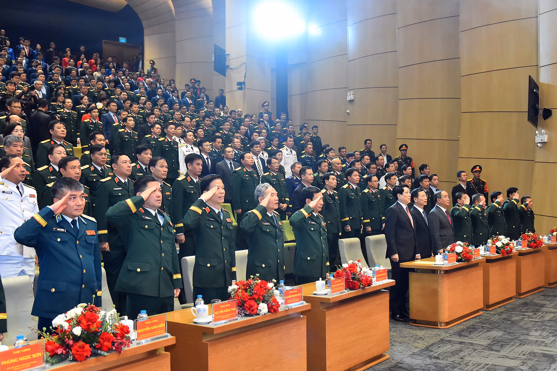 Chủ tịch nước Lương Cường cùng các đại biểu thực hiện nghi thức chào cờ.