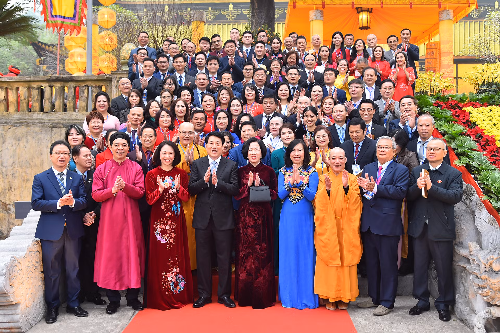Chủ tịch nước Lương Cường và Phu nhân cùng các đại biểu kiều bào tại Điện Kính Thiên. Chủ tịch nước Lương Cường và Phu nhân cùng các đại biểu kiều bào tại Điện Kính Thiên.