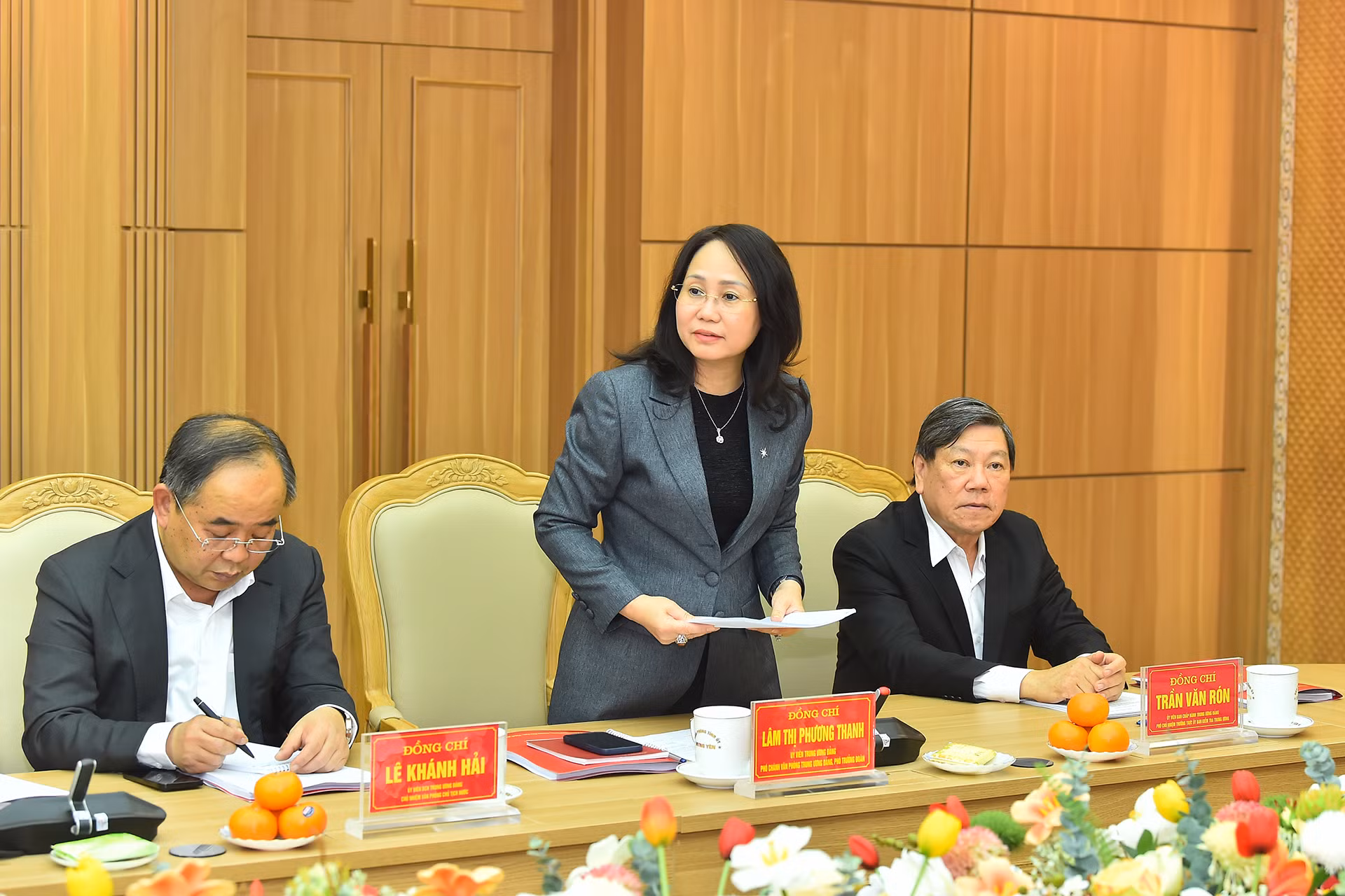 Phó Chánh Văn phòng Thường trực Văn phòng Trung ương Đảng Lâm Thị Phương Thanh trình bày Dự thảo Báo cáo kết quả kiểm tra đối với Ban Thường vụ Tỉnh ủy Hưng Yên.