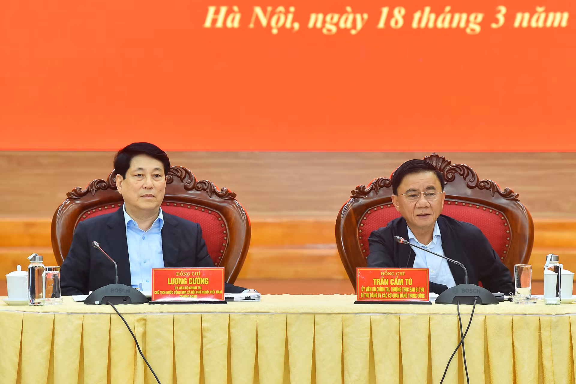 Chủ tịch nước Lương Cường và Thường trực Ban Bí thư Trần Cẩm Tú chủ trì hội nghị.
