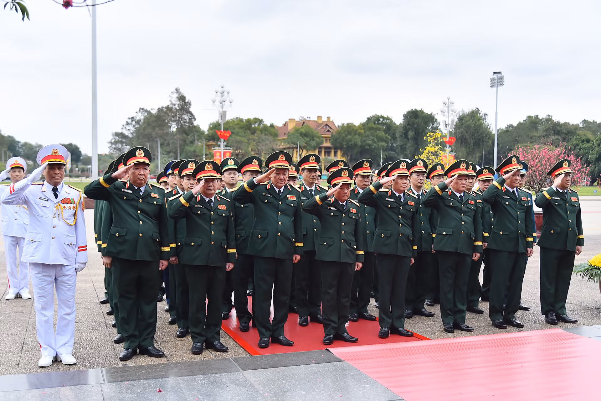 Đoàn đại biểu Quân ủy Trung ương-Bộ Quốc phòng thành kính tưởng nhớ Chủ tịch Hồ Chí Minh.