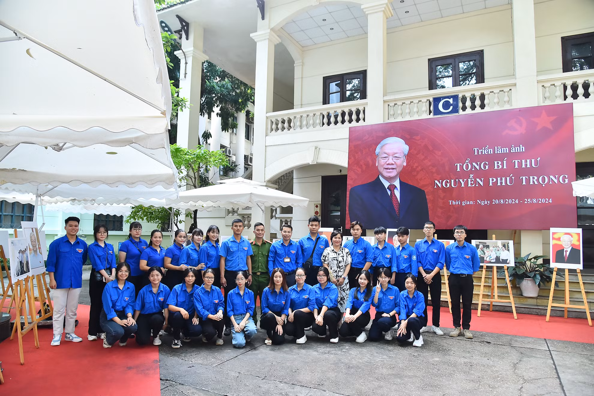 Đại diện Báo Nhân Dân cùng đoàn viên, thanh niên xã Đông Hội tại Triển lãm ảnh “Tổng Bí thư Nguyễn Phú Trọng”.