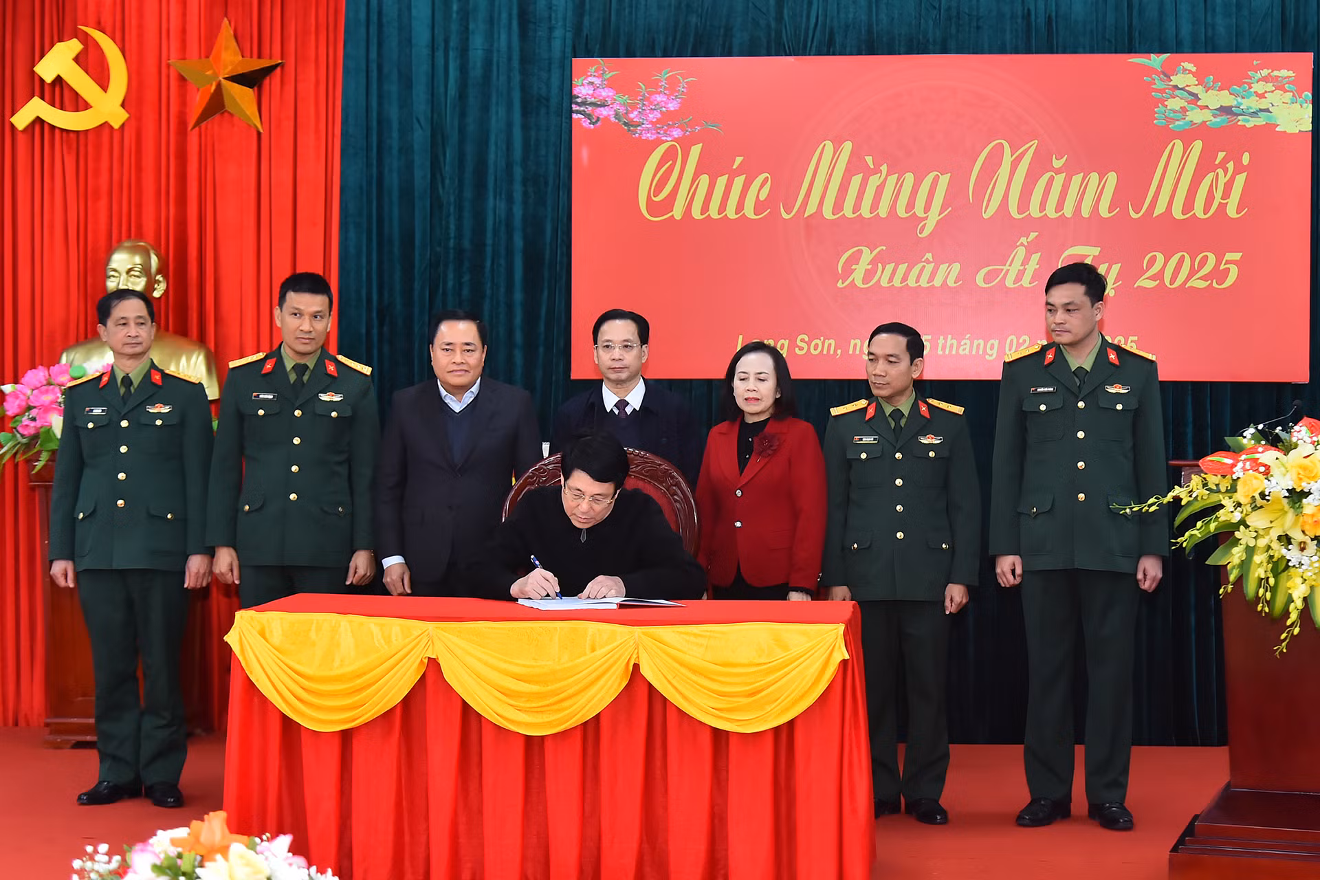 Chủ tịch nước Lương Cường ghi sổ vàng lưu bút tại buổi làm việc với Tiểu đoàn 1, Trung đoàn 123, Bộ Chỉ huy Quân sự tỉnh Lạng Sơn. (Ảnh: Thủy Nguyên) Chủ tịch nước Lương Cường ghi sổ vàng lưu bút tại buổi làm việc với Tiểu đoàn 1, Trung đoàn 123, Bộ Chỉ huy Quân sự tỉnh Lạng Sơn. (Ảnh: Thủy Nguyên)