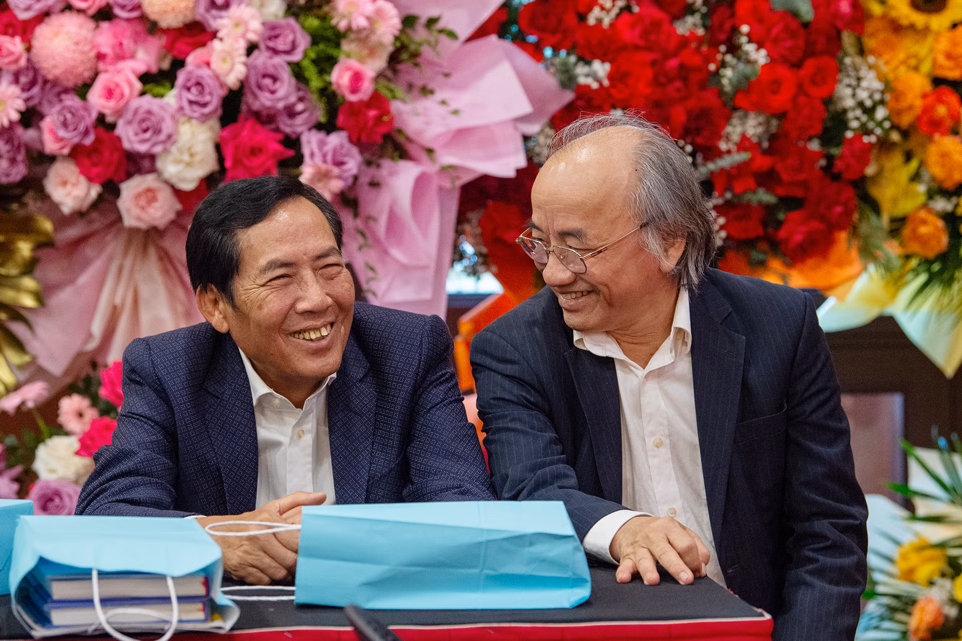 Nhà thơ Thuận Hữu và nhà văn Phan Đức Nhạn tại lễ ra mắt hai cuốn sách.