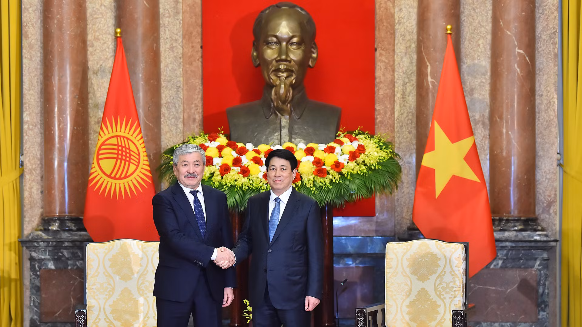 Chủ tịch nước Lương Cường và Thủ tướng Cộng hòa Kyrgyzstan Adylbek Kasymaliev.