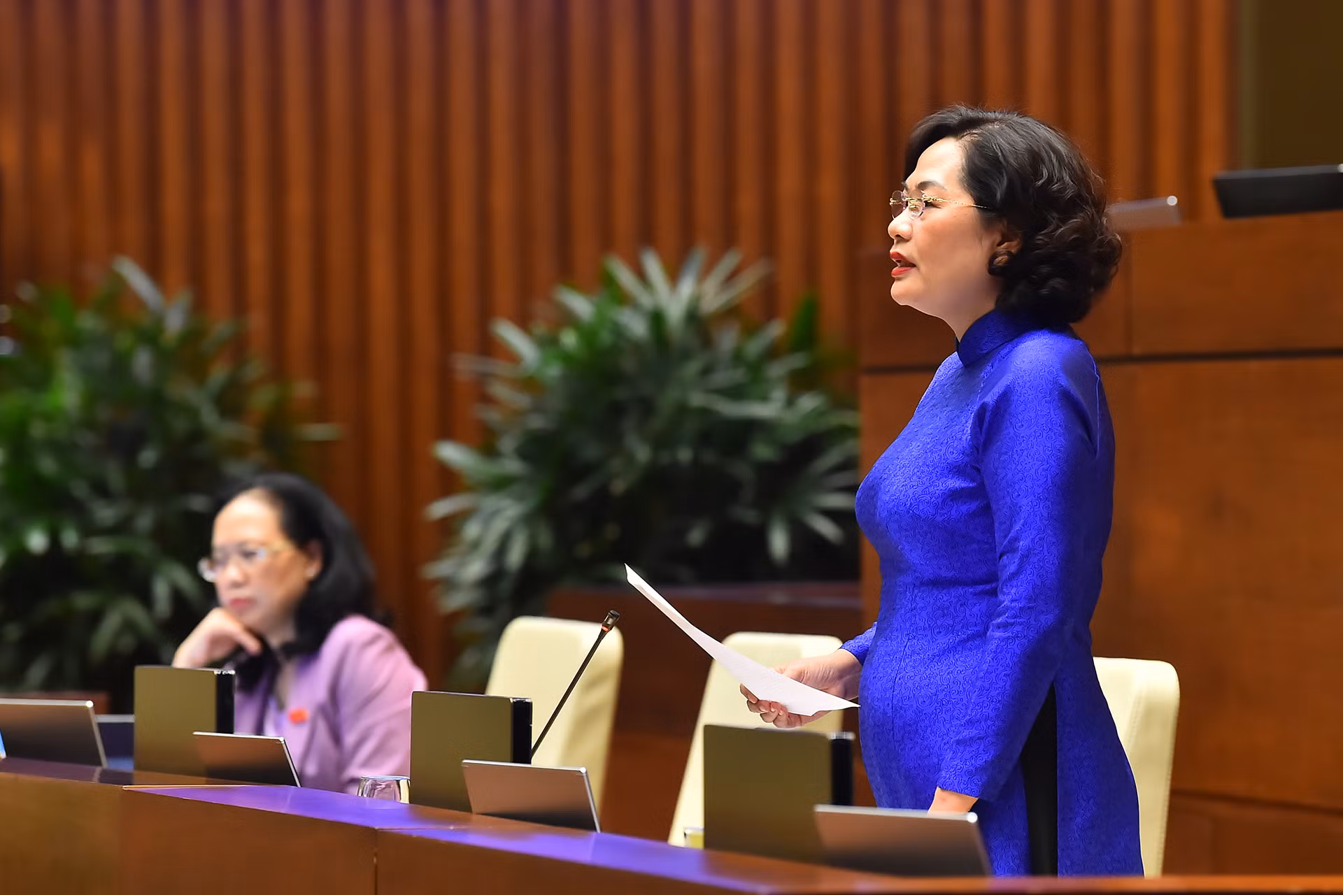 Thống đốc Ngân hàng Nhà nước Việt Nam Nguyễn Thị Hồng trả lời câu hỏi chất vấn của các đại biểu Quốc hội về việc điều hành chính sách tiền tệ nhằm kiểm soát lạm phát trong bối cảnh tình hình kinh tế thế giới nhiều biến động; Công tác quản lý nhà nước về thị trường vàng, thị trường ngoại hối; Công tác hỗ trợ vay vốn và miễn, giảm lãi suất cho người dân, doanh nghiệp để phục hồi sản xuất, kinh doanh sau dịch Covid-19 và thiên tai.