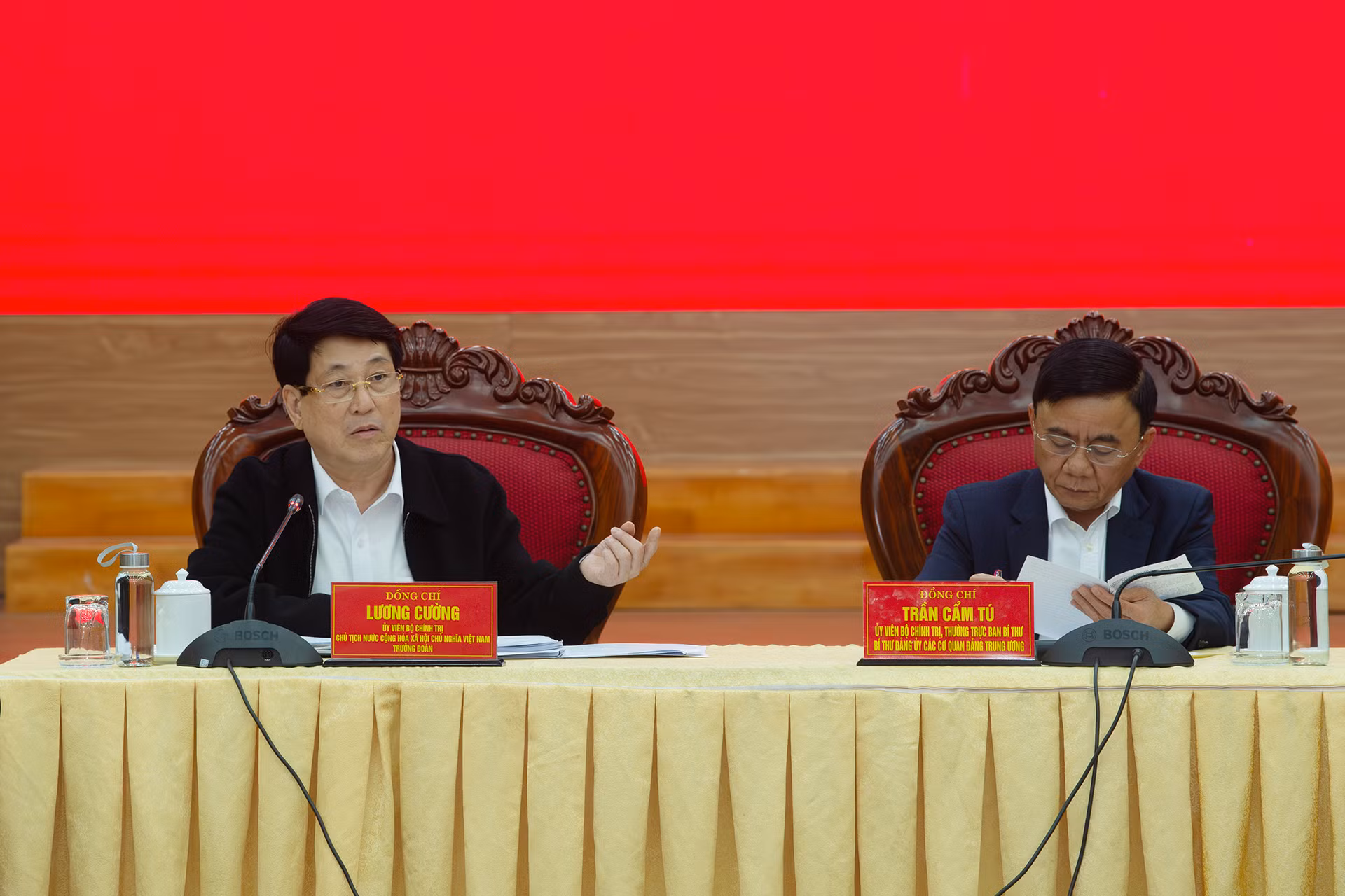 Chủ tịch nước Lương Cường và Thường trực Ban Bí thư, Bí thư Đảng ủy các cơ quan Đảng Trung ương Trần Cẩm Tú chủ trì hội nghị.