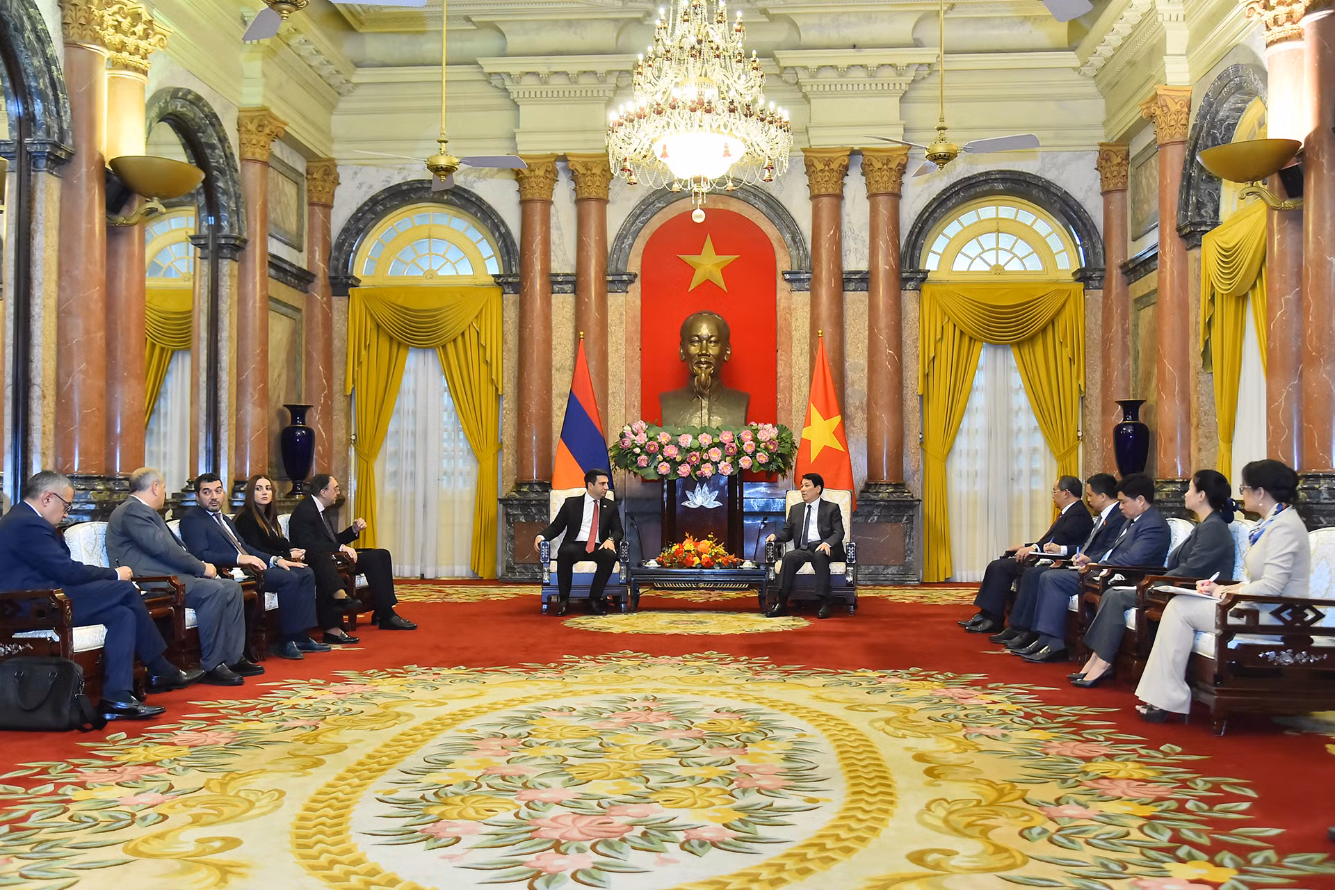 Quang cảnh buổi tiếp Chủ tịch Quốc hội Cộng hòa Armenia Alen Simonyan của Chủ tịch nước Lương Cường tại Phủ Chủ tịch chiều 20/11.