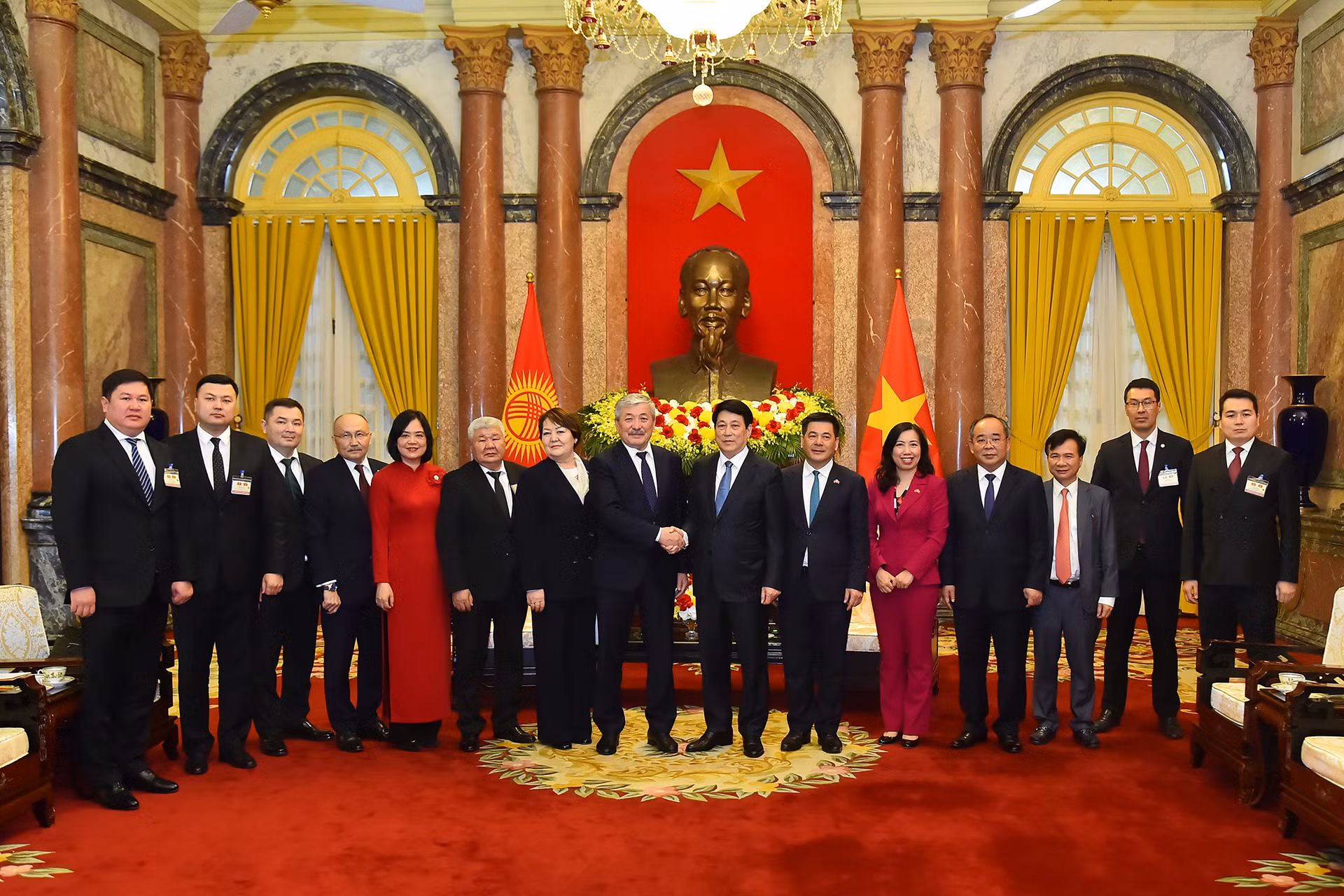 Chủ tịch nước Lương Cường, Thủ tướng Cộng hòa Kyrgyzstan Adylbek Kasymaliev cùng các đại biểu tại buổi tiếp.
