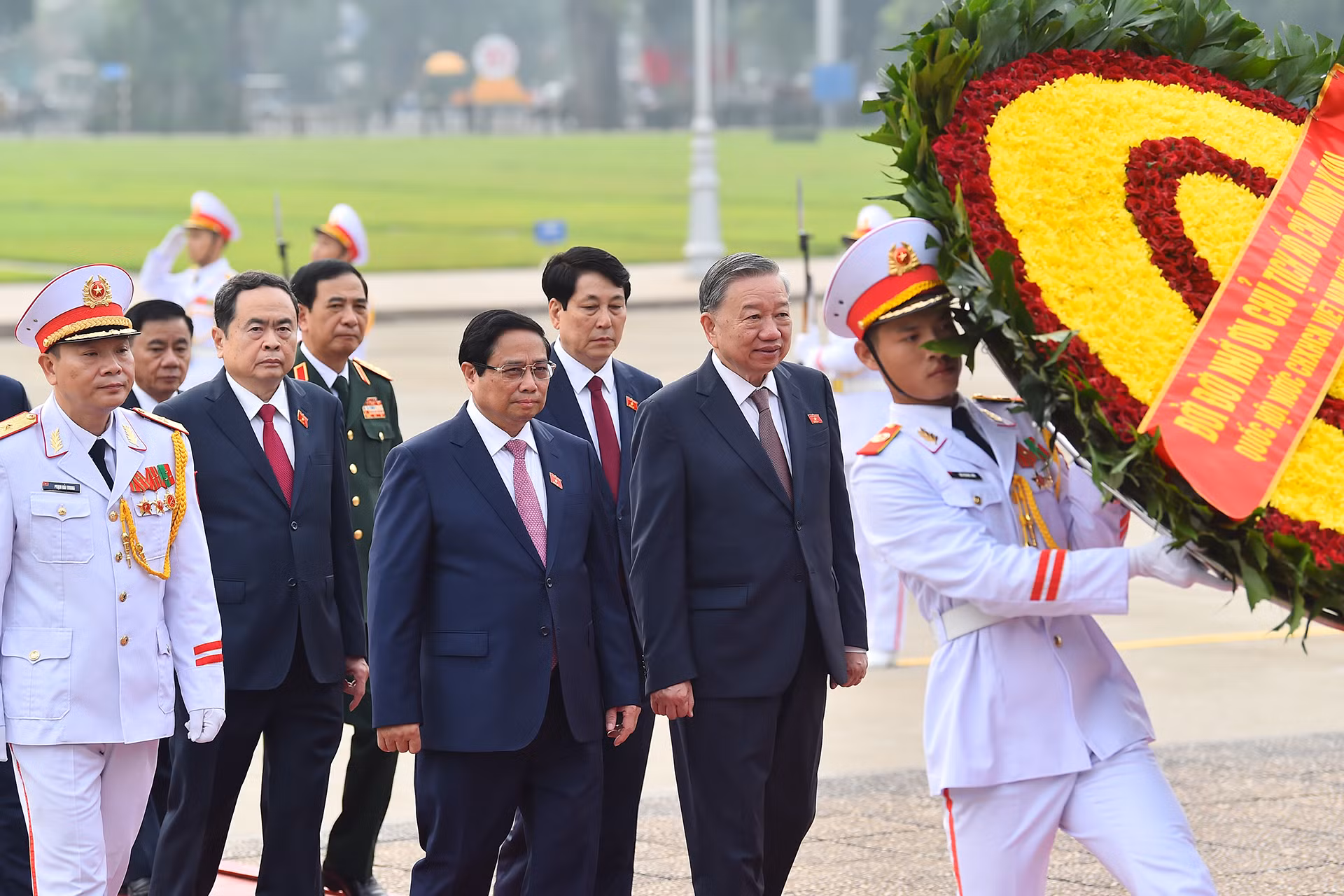 Tổng Bí thư, Chủ tịch nước Tô Lâm, Thủ tướng Phạm Minh Chính, Chủ tịch Quốc hội Trần Thanh Mẫn, Thường trực Ban Bí thư Lương Cường dẫn đầu Đoàn đại biểu vào Lăng viếng Chủ tịch Hồ Chí Minh. Tổng Bí thư, Chủ tịch nước Tô Lâm, Thủ tướng Phạm Minh Chính, Chủ tịch Quốc hội Trần Thanh Mẫn, Thường trực Ban Bí thư Lương Cường dẫn đầu Đoàn đại biểu vào Lăng viếng Chủ tịch Hồ Chí Minh.