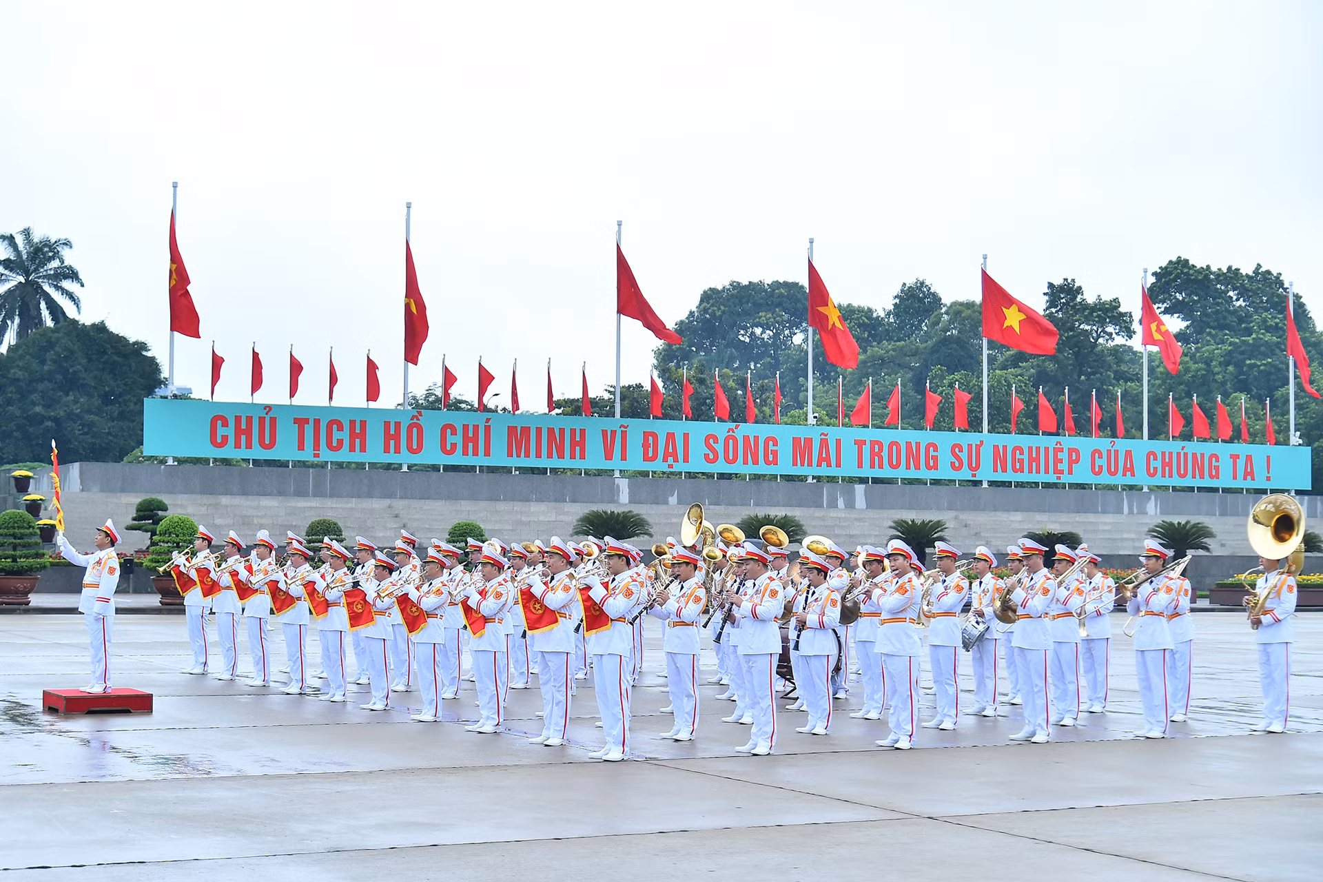 Đoàn Quân nhạc thực hiện nghi thức tại buổi lễ trên Quảng trường Ba Đình. Đoàn Quân nhạc thực hiện nghi thức tại buổi lễ trên Quảng trường Ba Đình.