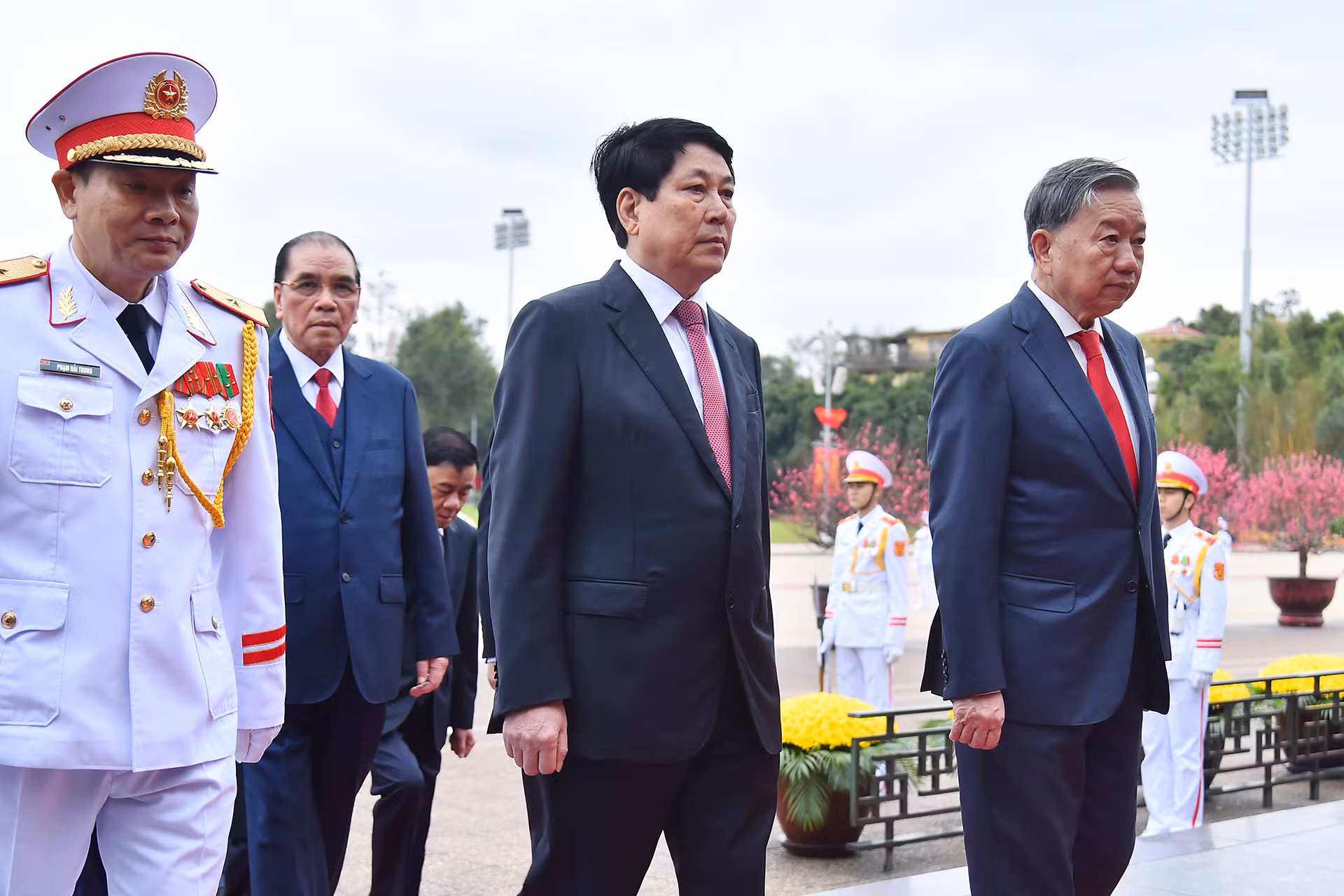 Tổng Bí thư Tô Lâm, nguyên Tổng Bí thư Nông Đức Mạnh, Chủ tịch nước Lương Cường dẫn đầu đoàn đại biểu cấp cao vào Lăng viếng Chủ tịch Hồ Chí Minh.