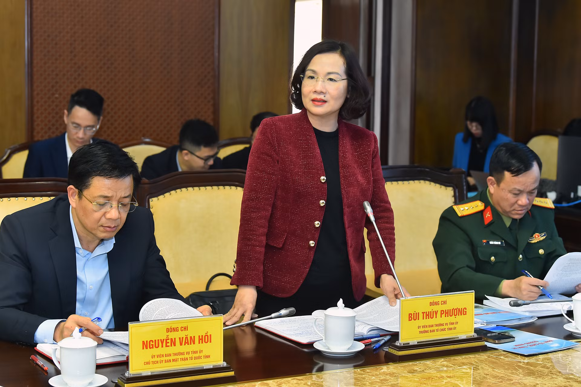 Trưởng Ban Tổ chức Tỉnh ủy Quảng Ninh Bùi Thúy Phượng trình bày báo cáo tại hội nghị.