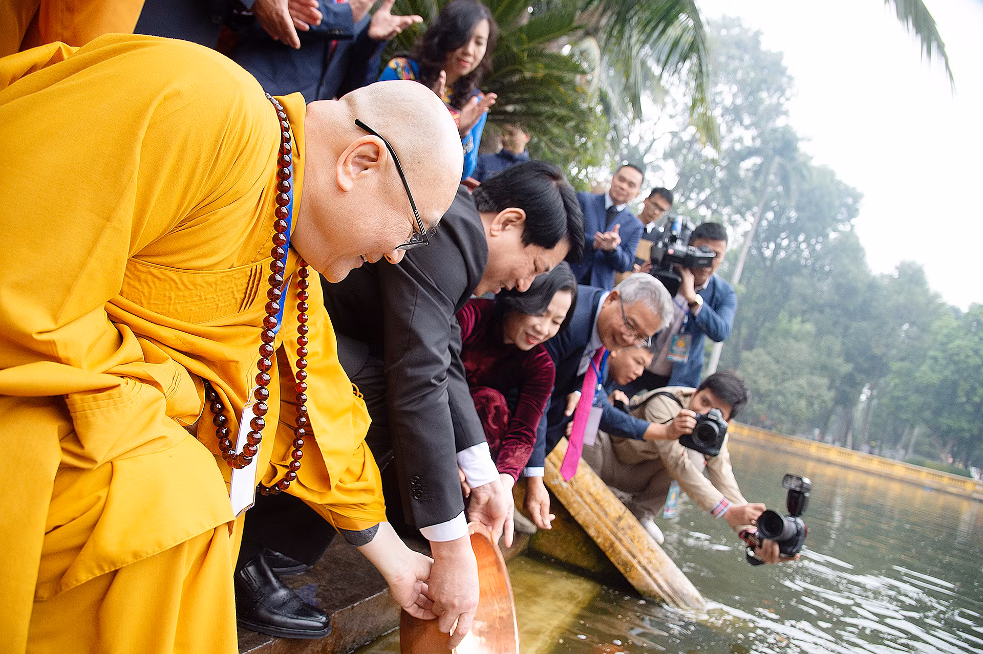 Chủ tịch nước Lương Cường và Phu nhân thả cá chép tiễn ông Công, ông Táo tại Ao cá Bác Hồ trong Khu di tích Phủ Chủ tịch. Chủ tịch nước Lương Cường và Phu nhân thả cá chép tiễn ông Công, ông Táo tại Ao cá Bác Hồ trong Khu di tích Phủ Chủ tịch.