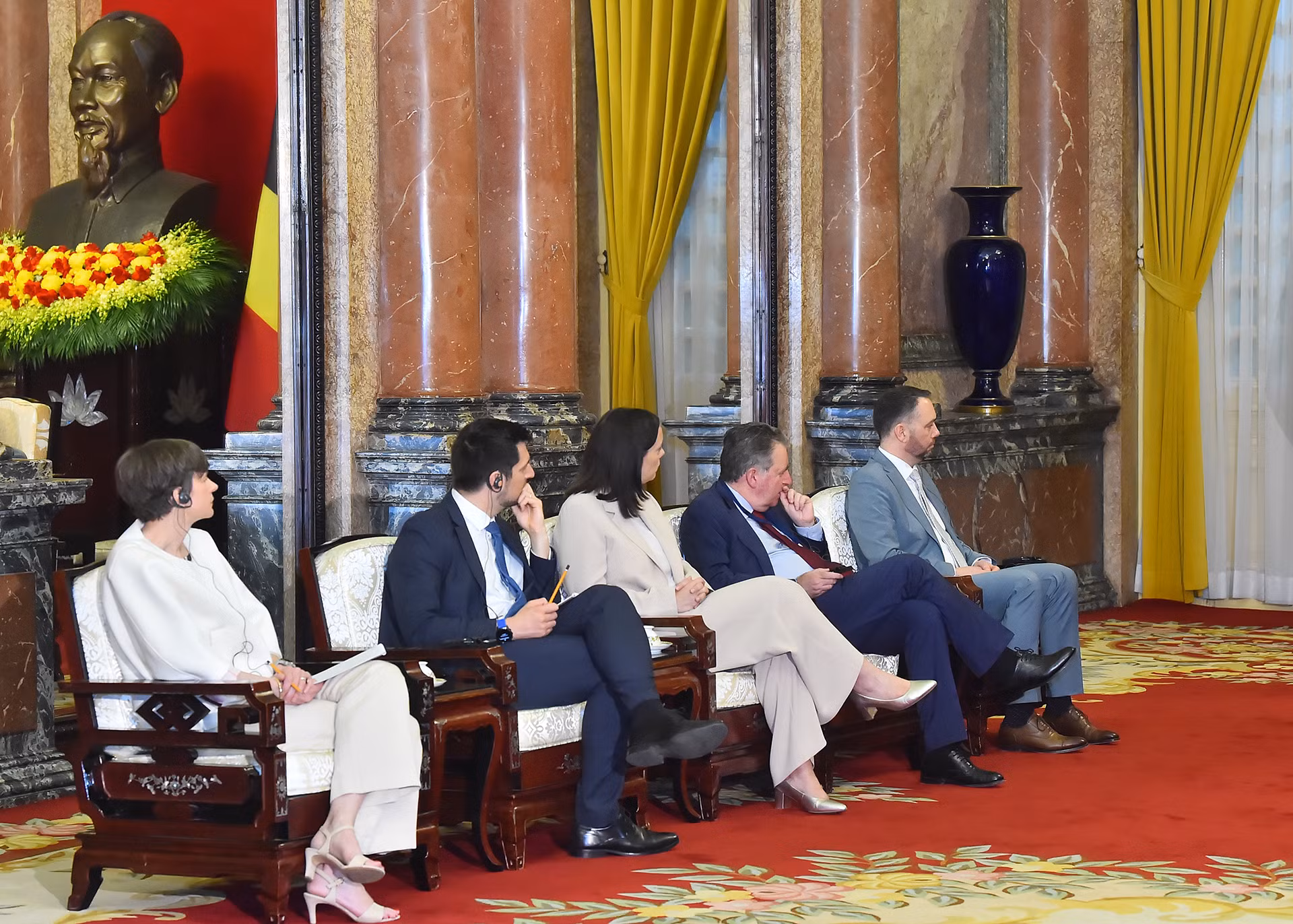 Các đại biểu tháp tùng Nhà vua Vương quốc Bỉ Philippe và Hoàng hậu tại hội kiến. Các đại biểu tháp tùng Nhà vua Vương quốc Bỉ Philippe và Hoàng hậu tại hội kiến.