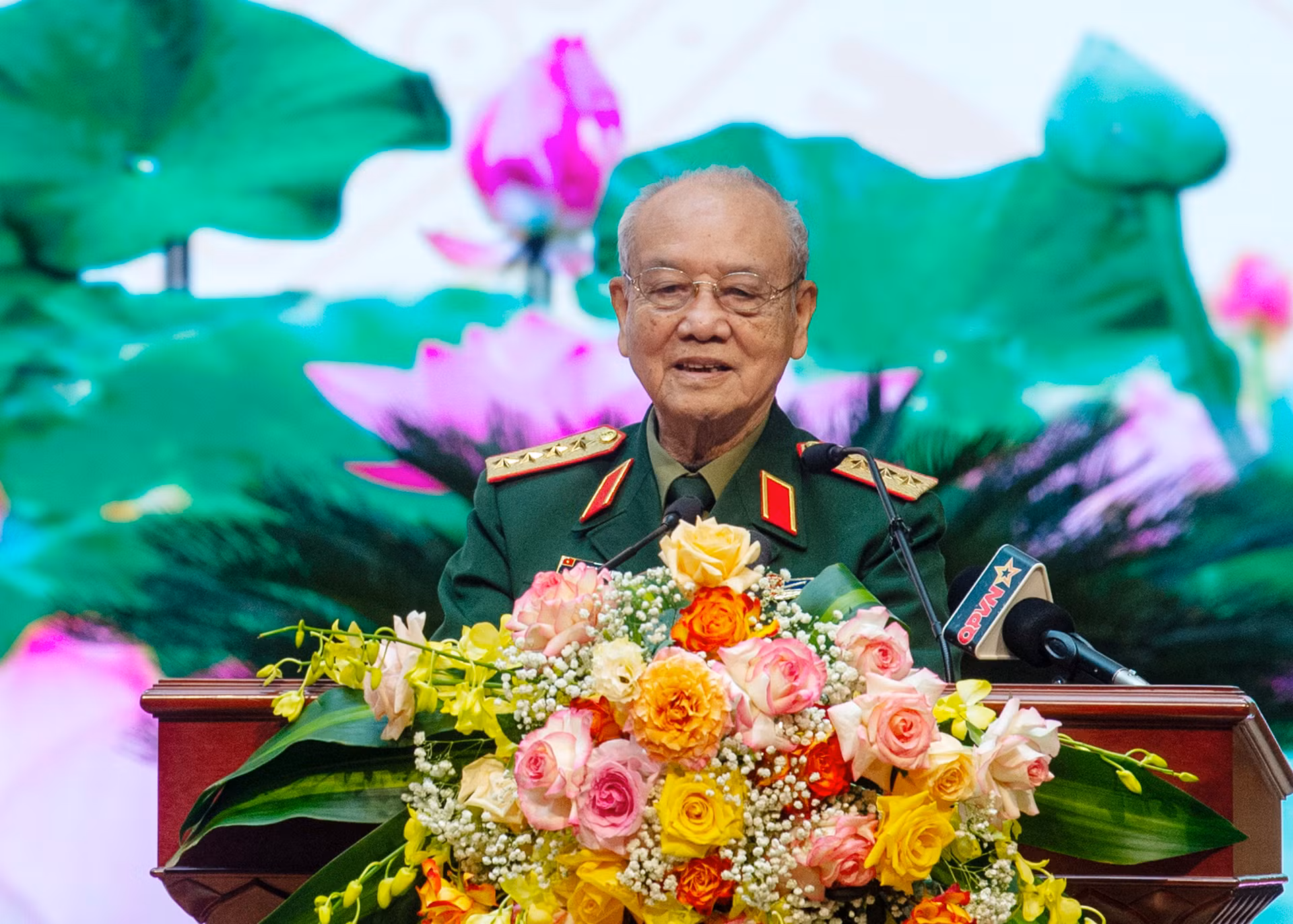 Đại tướng Phạm Văn Trà, nguyên Ủy viên Bộ Chính trị, nguyên Phó bí thư Đảng ủy Quân sự Trung ương (nay là Quân ủy Trung ương), nguyên Bộ trưởng Quốc phòng trình bày tham luận tại hội thảo. Đại tướng Phạm Văn Trà, nguyên Ủy viên Bộ Chính trị, nguyên Phó bí thư Đảng ủy Quân sự Trung ương (nay là Quân ủy Trung ương), nguyên Bộ trưởng Quốc phòng trình bày tham luận tại hội thảo.