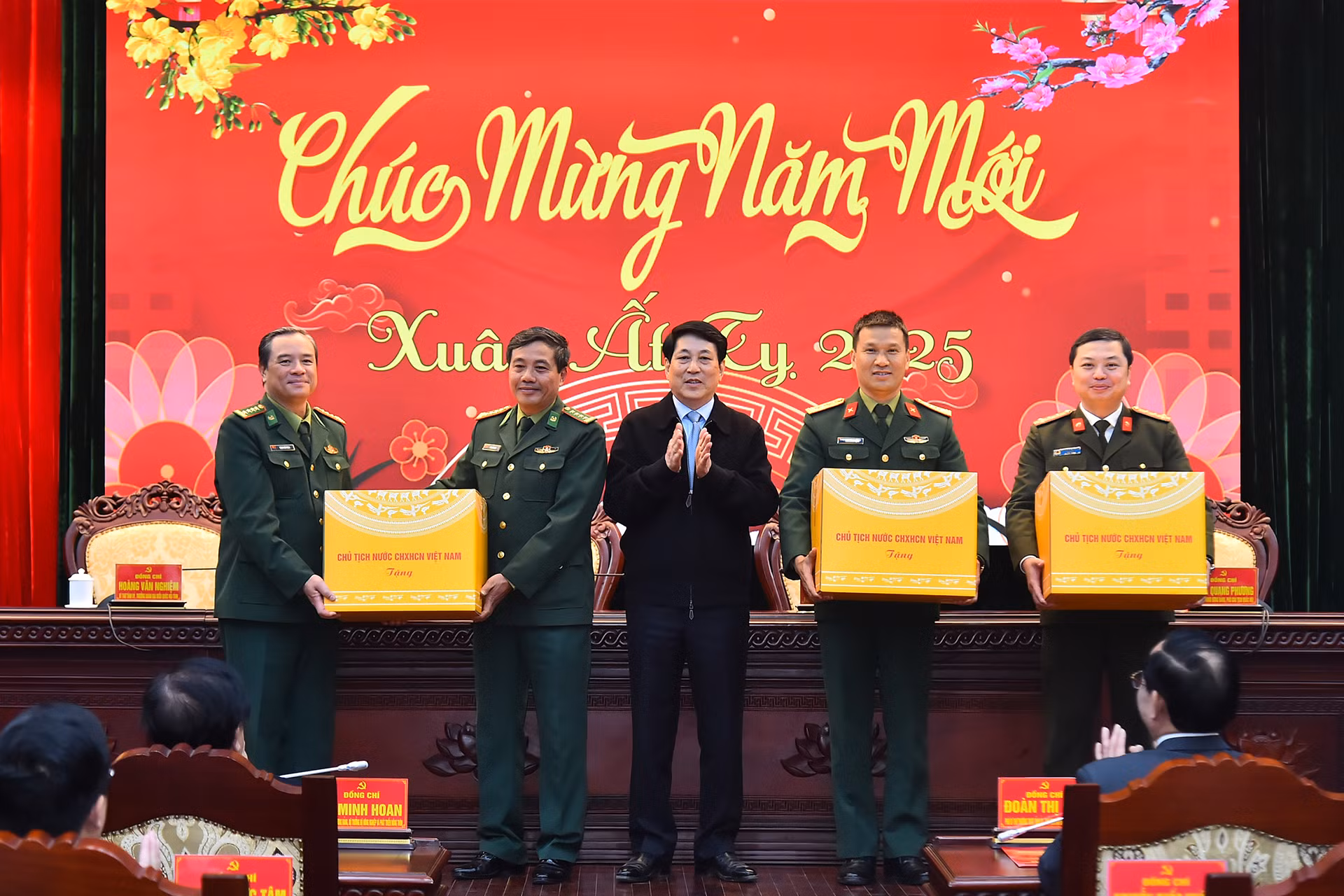 Chủ tịch nước Lương Cường trao quà, tặng các lực lượng vũ trang tỉnh Lạng Sơn. (Ảnh: Thủy Nguyên) Chủ tịch nước Lương Cường trao quà, tặng các lực lượng vũ trang tỉnh Lạng Sơn. (Ảnh: Thủy Nguyên)