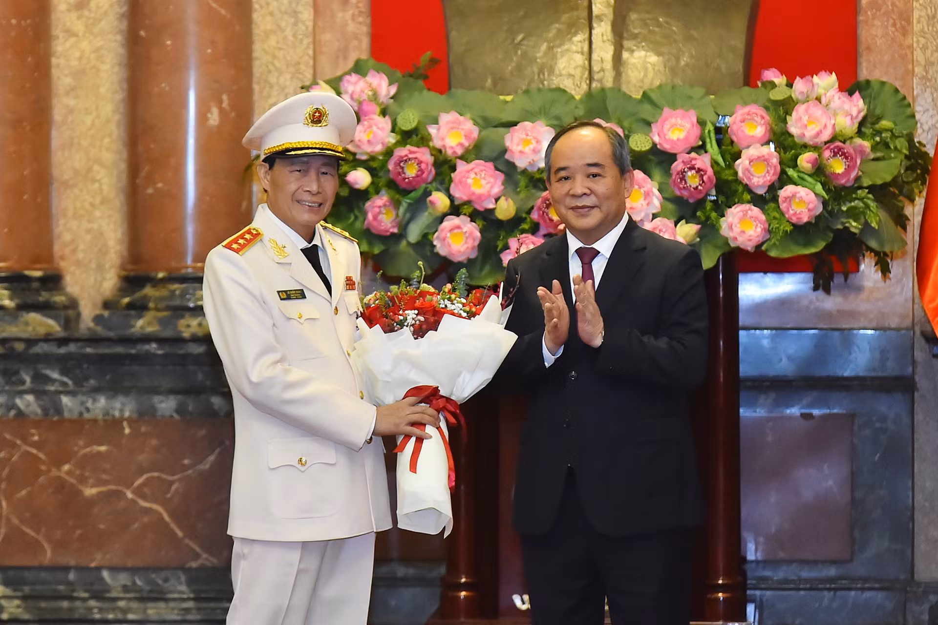 Chủ nhiệm Văn phòng Chủ tịch nước Lê Khánh Hải tặng hoa chúc mừng Thượng tướng Lê Quốc Hùng.