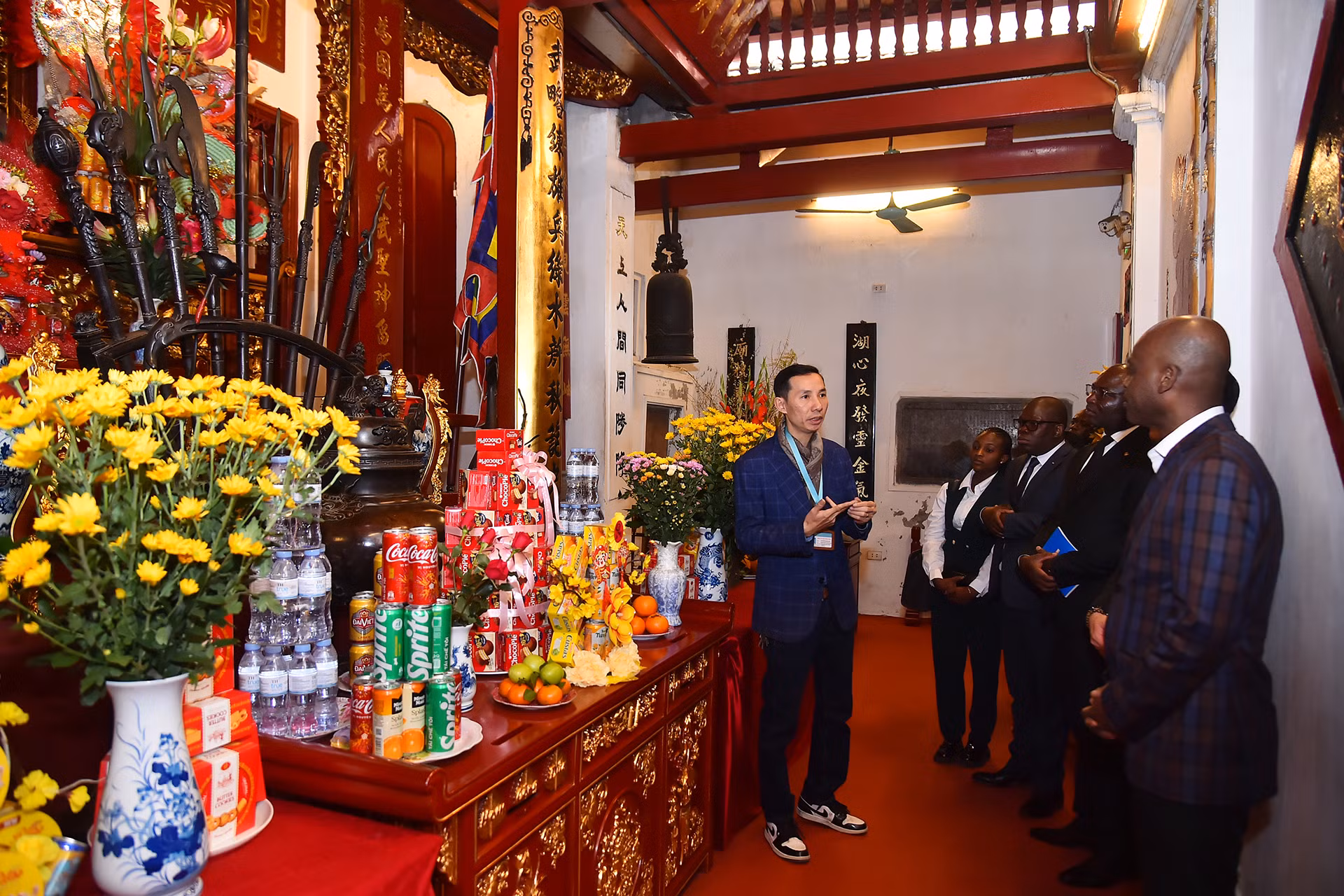 Bộ trưởng Ngoại giao Togo Robert Dussey nghe giới thiệu về văn hóa truyền thống Việt Nam tại đền Ngọc Sơn.