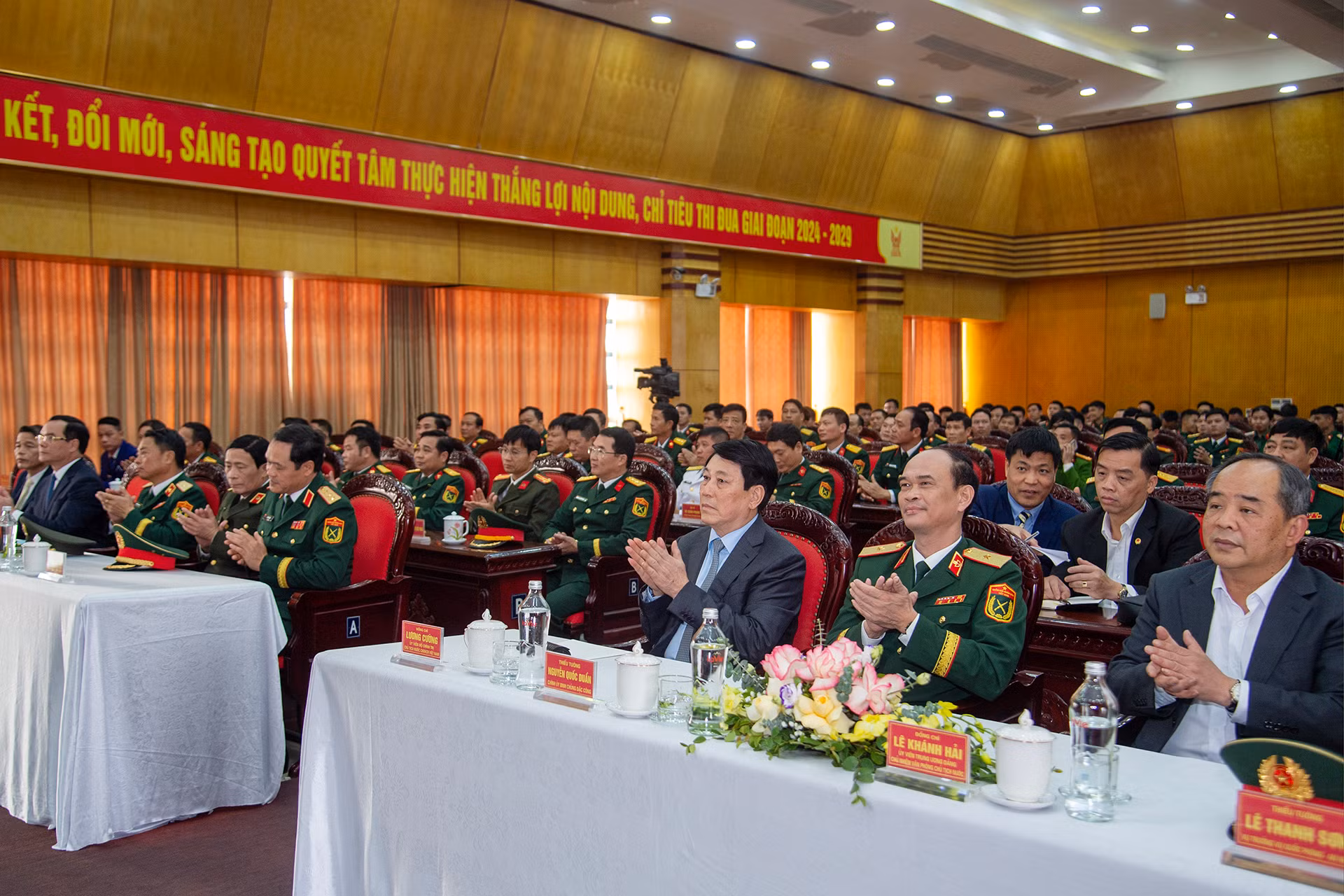Chủ tịch nước Lương Cường cùng các đại biểu tại buổi làm việc.