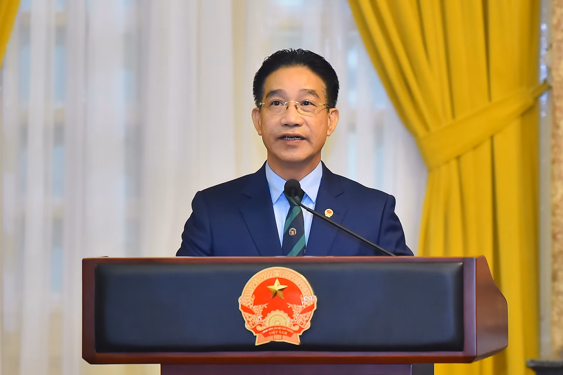 Thừa ủy quyền của Chủ tịch nước, Phó Chủ nhiệm Văn phòng Chủ tịch nước Phạm Thanh Hà công bố Quyết định của Chủ tịch nước thăng quân hàm từ Trung tướng lên Thượng tướng đối với đồng chí Lê Quang Minh, Phó Chủ nhiệm Tổng cục Chính trị Quân đội nhân dân Việt Nam.
