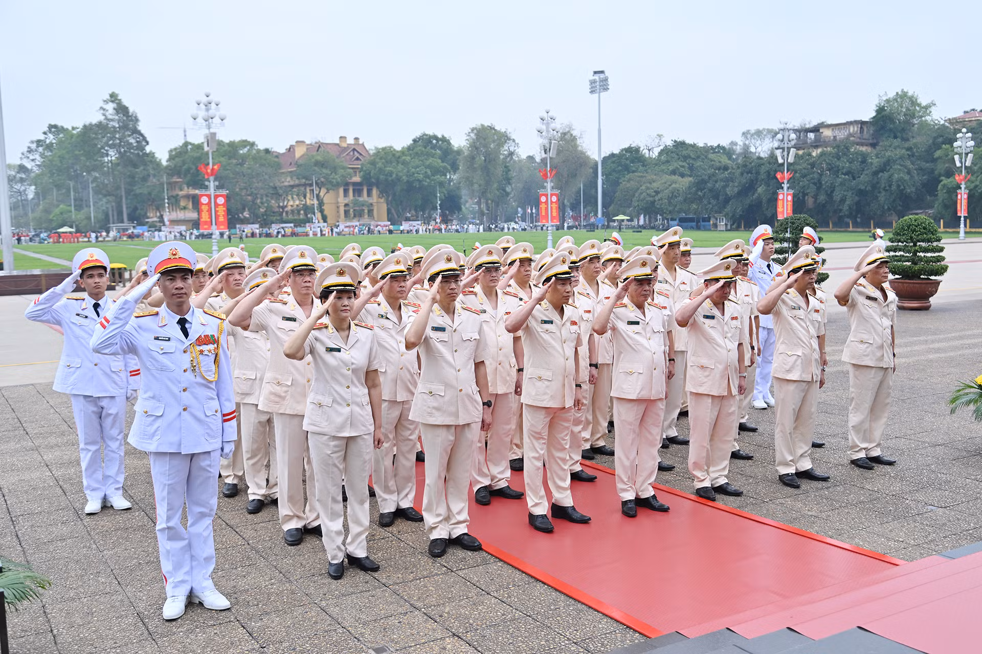 Đoàn đại biểu Đảng ủy Công an Trung ương - Bộ Công an thành kính tưởng nhớ Chủ tịch Hồ Chí Minh. Đoàn đại biểu Đảng ủy Công an Trung ương - Bộ Công an thành kính tưởng nhớ Chủ tịch Hồ Chí Minh.
