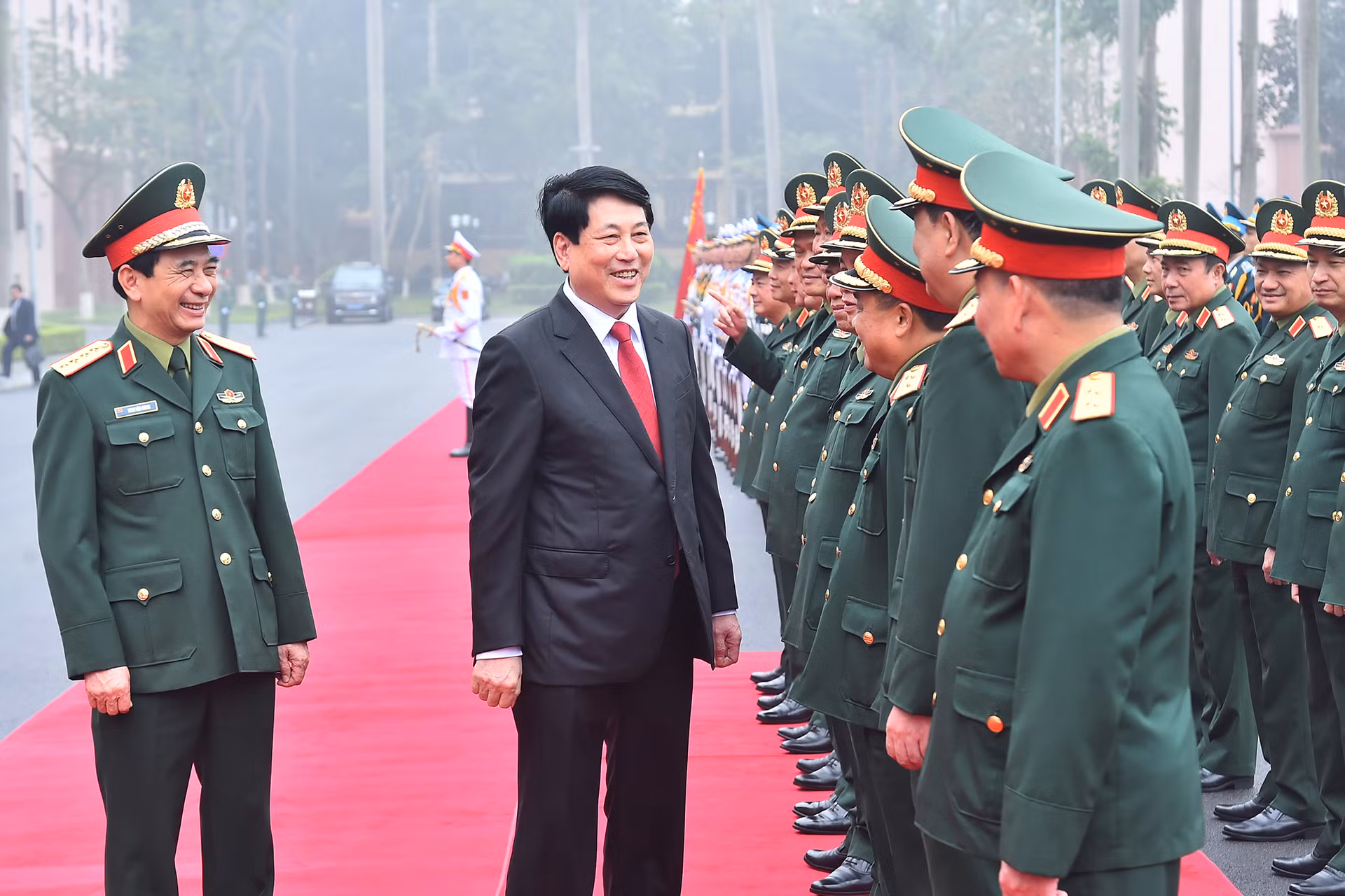 Chủ tịch nước Lương Cường cùng Bộ trưởng Quốc phòng Phan Văn Giang với các đồng chí lãnh đạo Bộ Quốc phòng tại buổi làm việc.