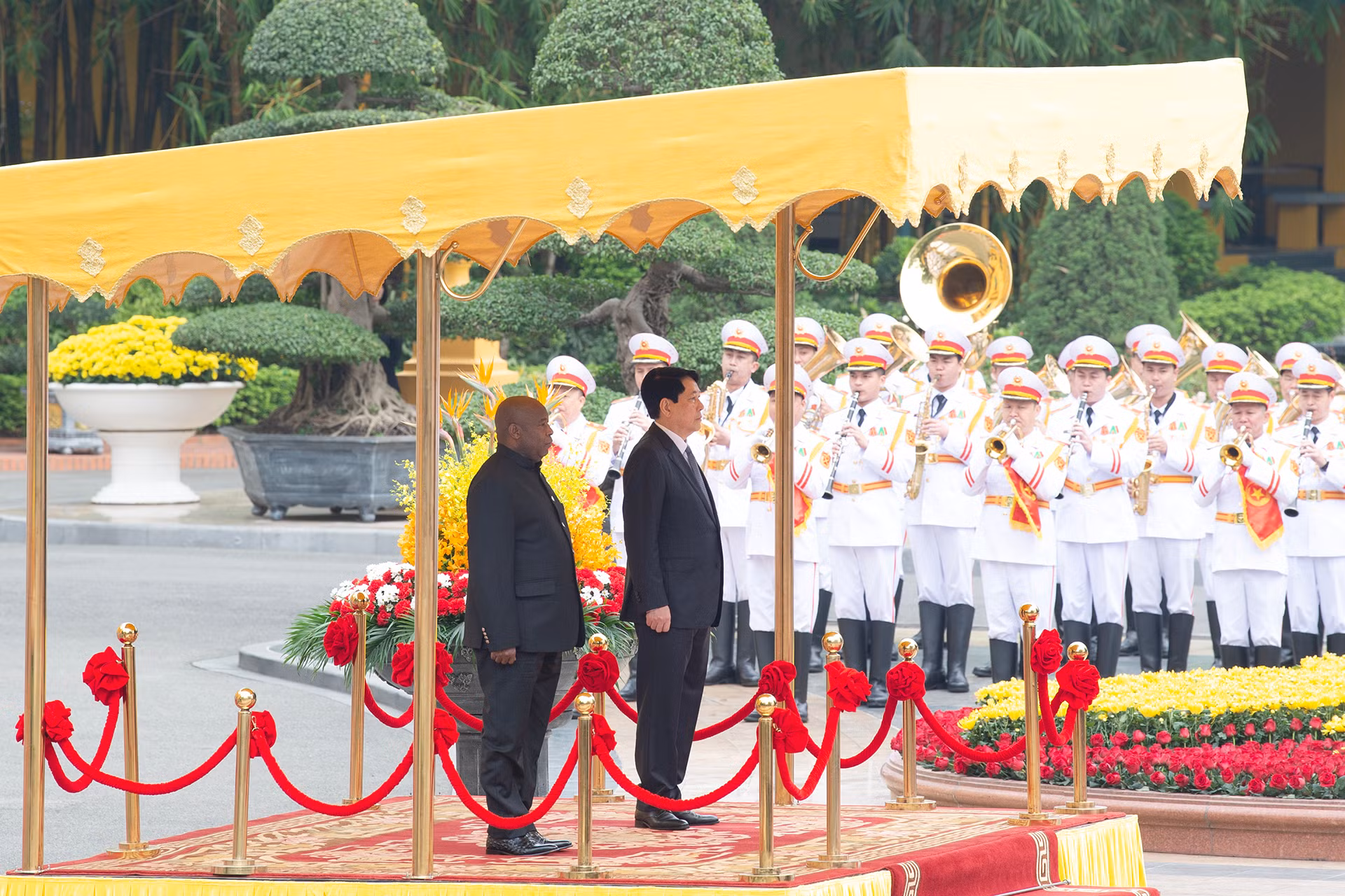 Chủ tịch nước Lương Cường và Tổng thống Burundi Évariste Ndayishimiye trên bục danh dự, nghe Quân nhạc cử Quốc thiều hai nước.
