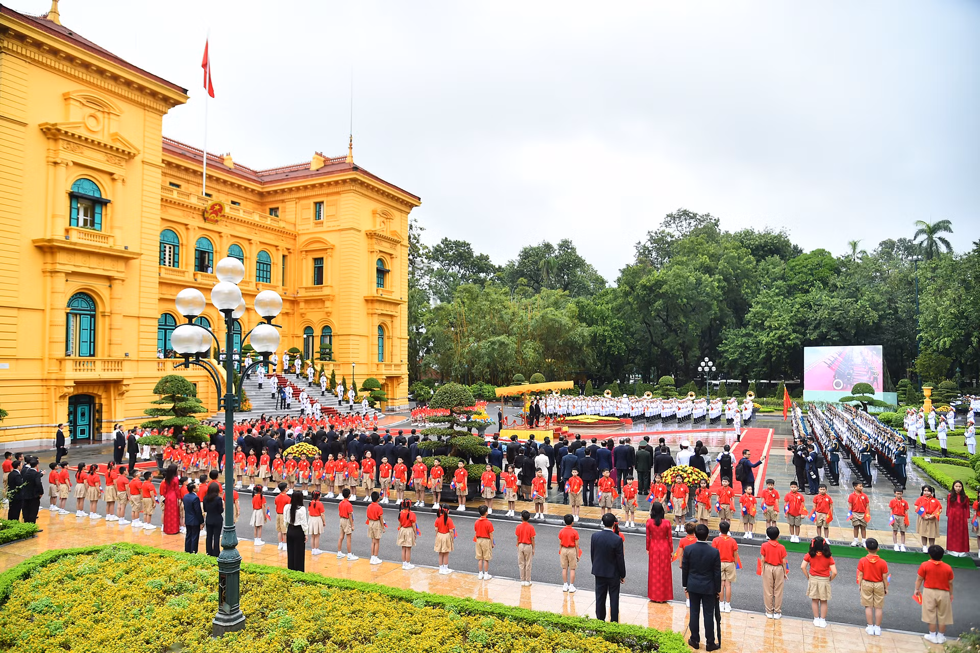 Quang cảnh lễ đón Tổng Bí thư, Chủ tịch nước Lào Thongloun Sisoulith và Phu nhân cùng đoàn đại biểu cấp cao tháp tùng tại Phủ Chủ tịch.