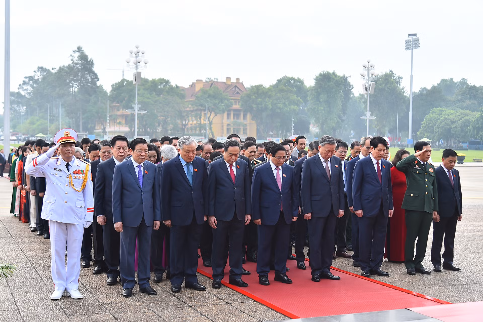 Các đồng chí lãnh đạo Đảng, Nhà nước và các đại biểu Quốc hội thành kính tưởng nhớ Chủ tịch Hồ Chí Minh. Các đồng chí lãnh đạo Đảng, Nhà nước và các đại biểu Quốc hội thành kính tưởng nhớ Chủ tịch Hồ Chí Minh.