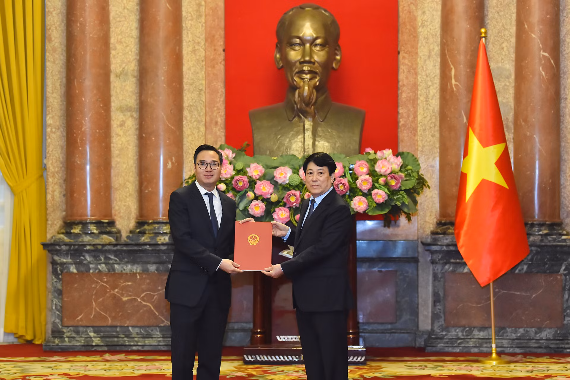 Chủ tịch nước Lương Cường trao Quyết định phong hàm Đại sứ nước Cộng hòa xã hội Chủ nghĩa Việt Nam bậc I cho Phó Vụ trưởng, Phó Chánh Văn phòng Bộ Ngoại giao Ngô Toàn Thắng. Chủ tịch nước Lương Cường trao Quyết định phong hàm Đại sứ nước Cộng hòa xã hội Chủ nghĩa Việt Nam bậc I cho Phó Vụ trưởng, Phó Chánh Văn phòng Bộ Ngoại giao Ngô Toàn Thắng.