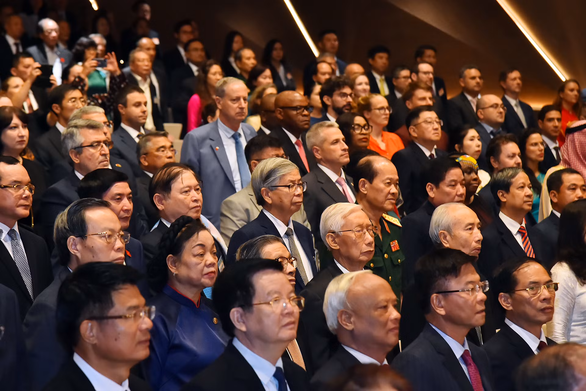 Các đồng chí lãnh đạo, nguyên lãnh đạo Đảng, Nhà nước và các đại biểu khách mời thực hiện nghi lễ chào cờ tại lễ kỷ niệm.
