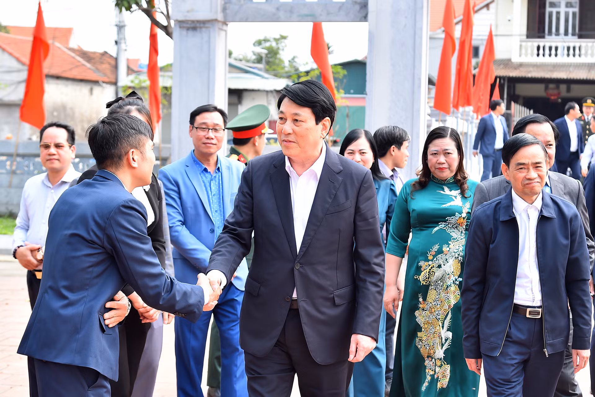 Chủ tịch nước Lương Cường với các đồng chí lãnh đạo địa phương tại Nhà thờ thân mẫu Chủ tịch Hồ Chí Minh Hoàng Thị Loan.
