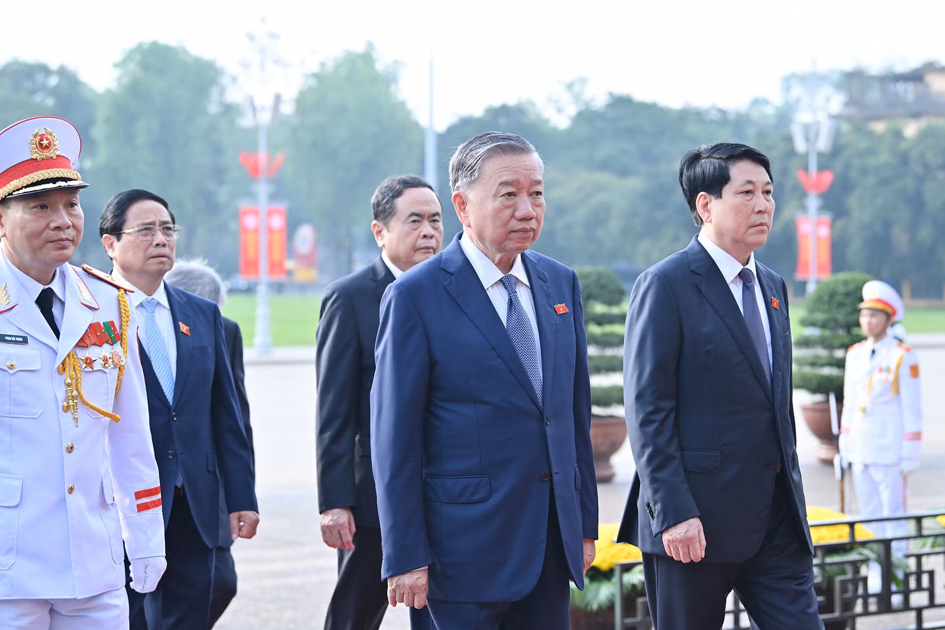 [Ảnh] Các đại biểu Quốc hội vào Lăng viếng Chủ tịch Hồ Chí Minh ảnh 4