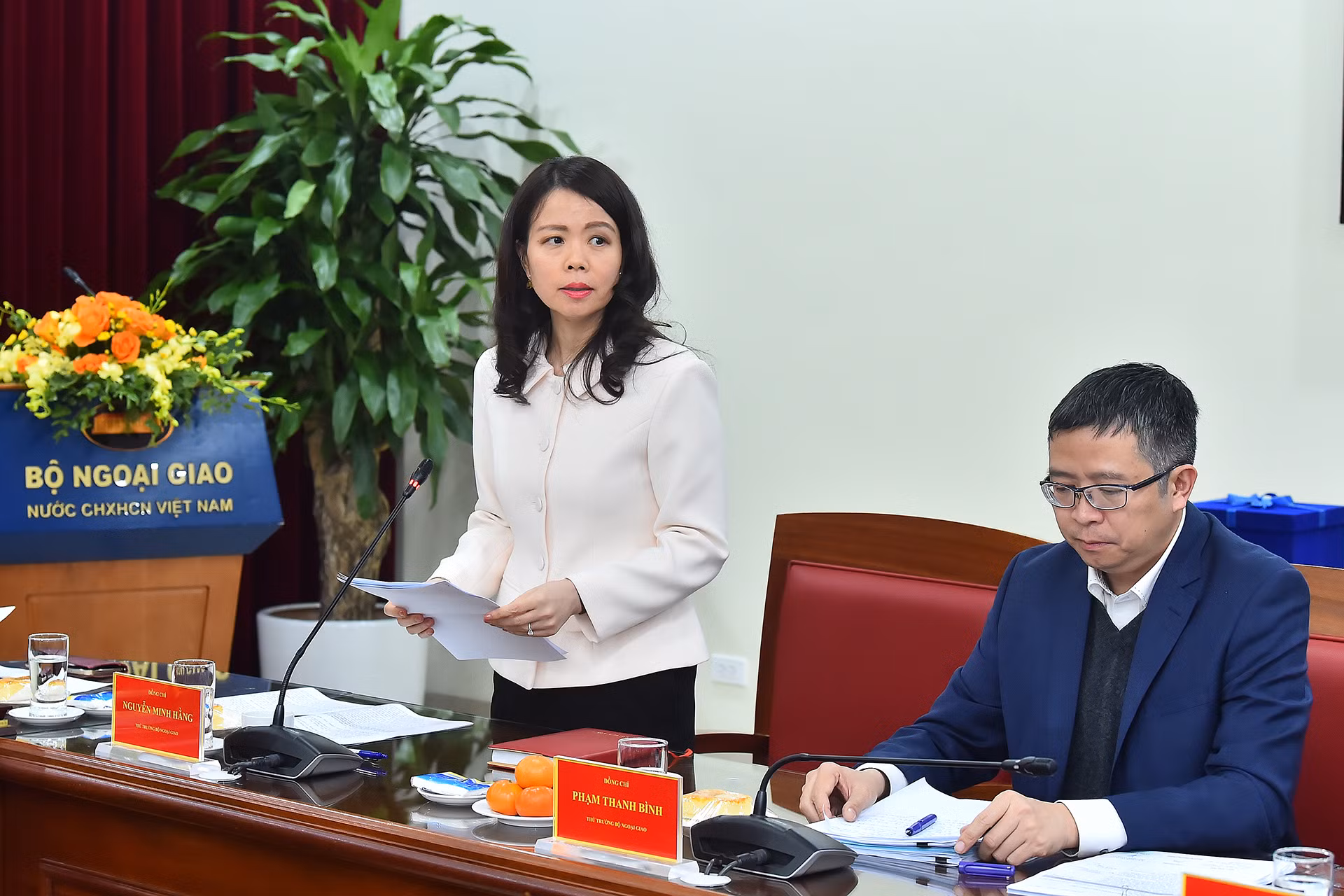 Thứ trưởng Ngoại giao Nguyễn Minh Hằng trình bày báo cáo tại buổi làm việc. Thứ trưởng Ngoại giao Nguyễn Minh Hằng trình bày báo cáo tại buổi làm việc.