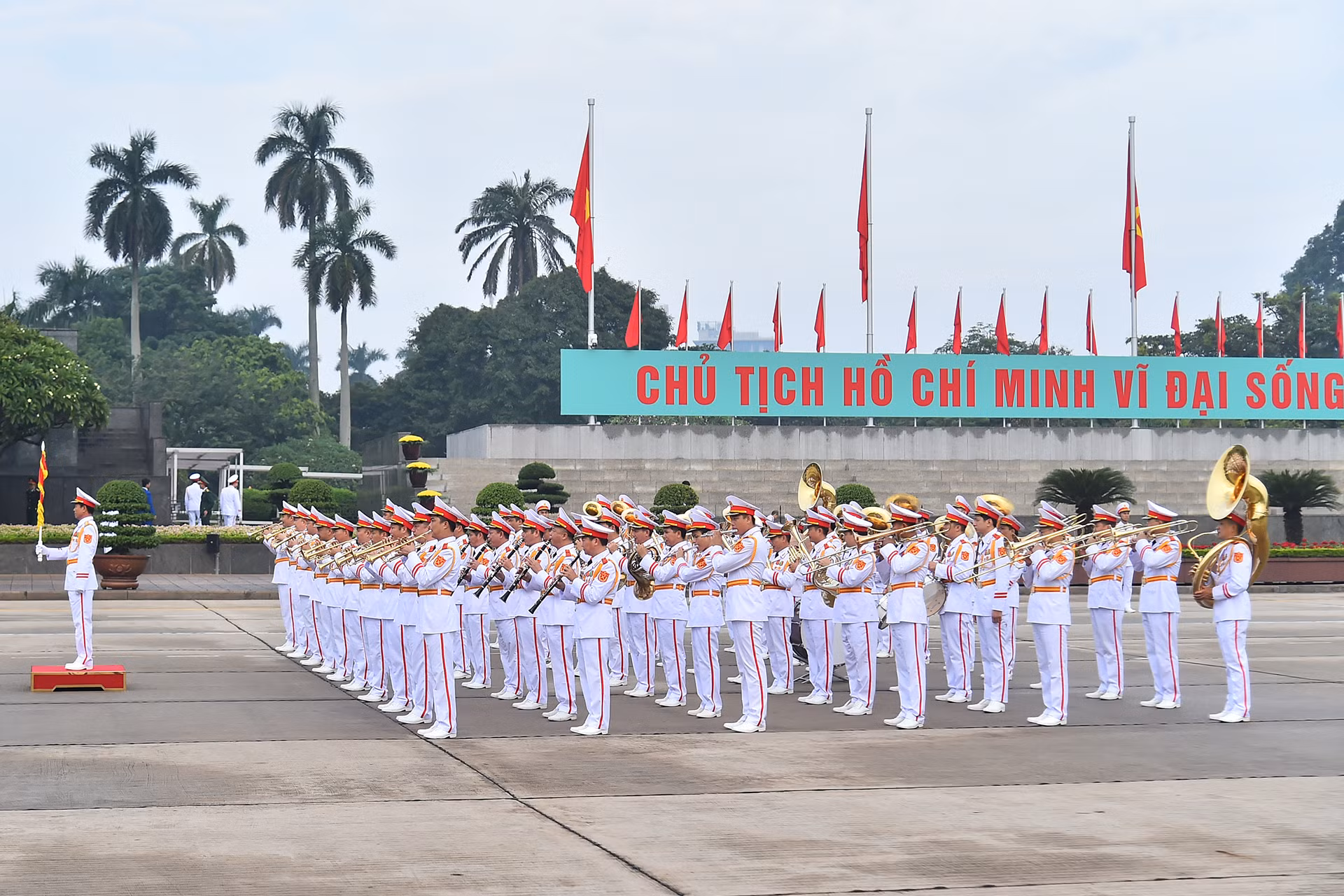 Đoàn Quân nhạc thực hiện nghi thức tại Quảng trường Ba Đình, trước lễ khai mạc Kỳ họp thứ 8, Quốc hội khóa XV. Đoàn Quân nhạc thực hiện nghi thức tại Quảng trường Ba Đình, trước lễ khai mạc Kỳ họp thứ 8, Quốc hội khóa XV.