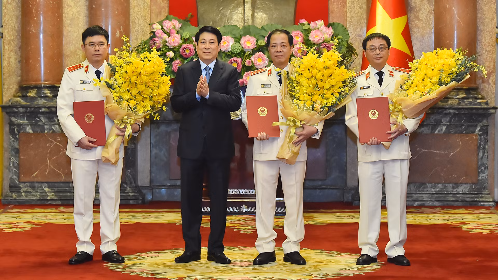 Chủ tịch nước Lương Cường trao quyết định cho các đồng chí được bổ nhiệm tại buổi lễ.