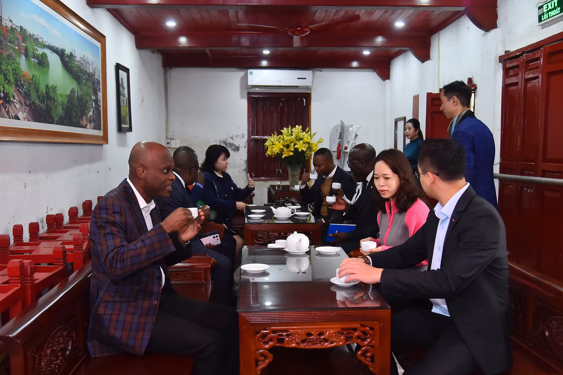 Bộ trưởng Ngoại giao Togo Robert Dussey thưởng thức trà xanh truyền thống của Việt Nam.