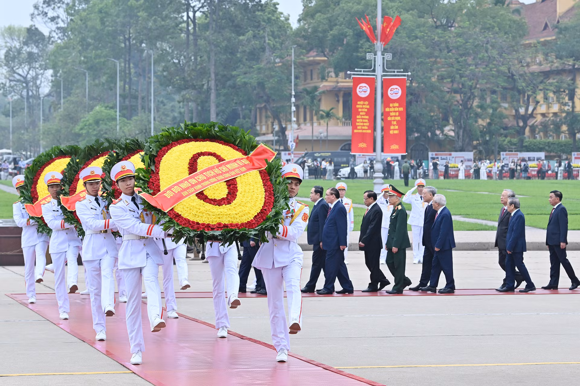 Vòng hoa của Ban Chấp hành Trung ương Đảng Cộng sản Việt Nam mang dòng chữ “Đời đời nhớ ơn Chủ tịch Hồ Chí Minh vĩ đại”. Vòng hoa của Ban Chấp hành Trung ương Đảng Cộng sản Việt Nam mang dòng chữ “Đời đời nhớ ơn Chủ tịch Hồ Chí Minh vĩ đại”.