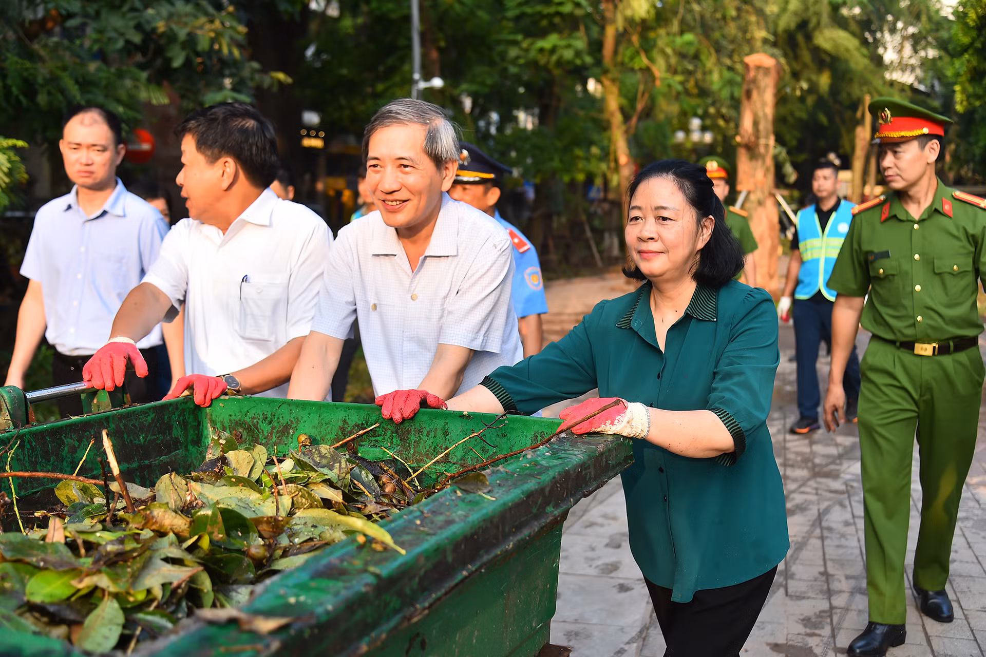 Bí thư Thành ủy Hà Nội Bùi Thị Minh Hoài tham gia dọn dẹp vệ sinh môi trường tại Vườn hoa Vạn Xuân.