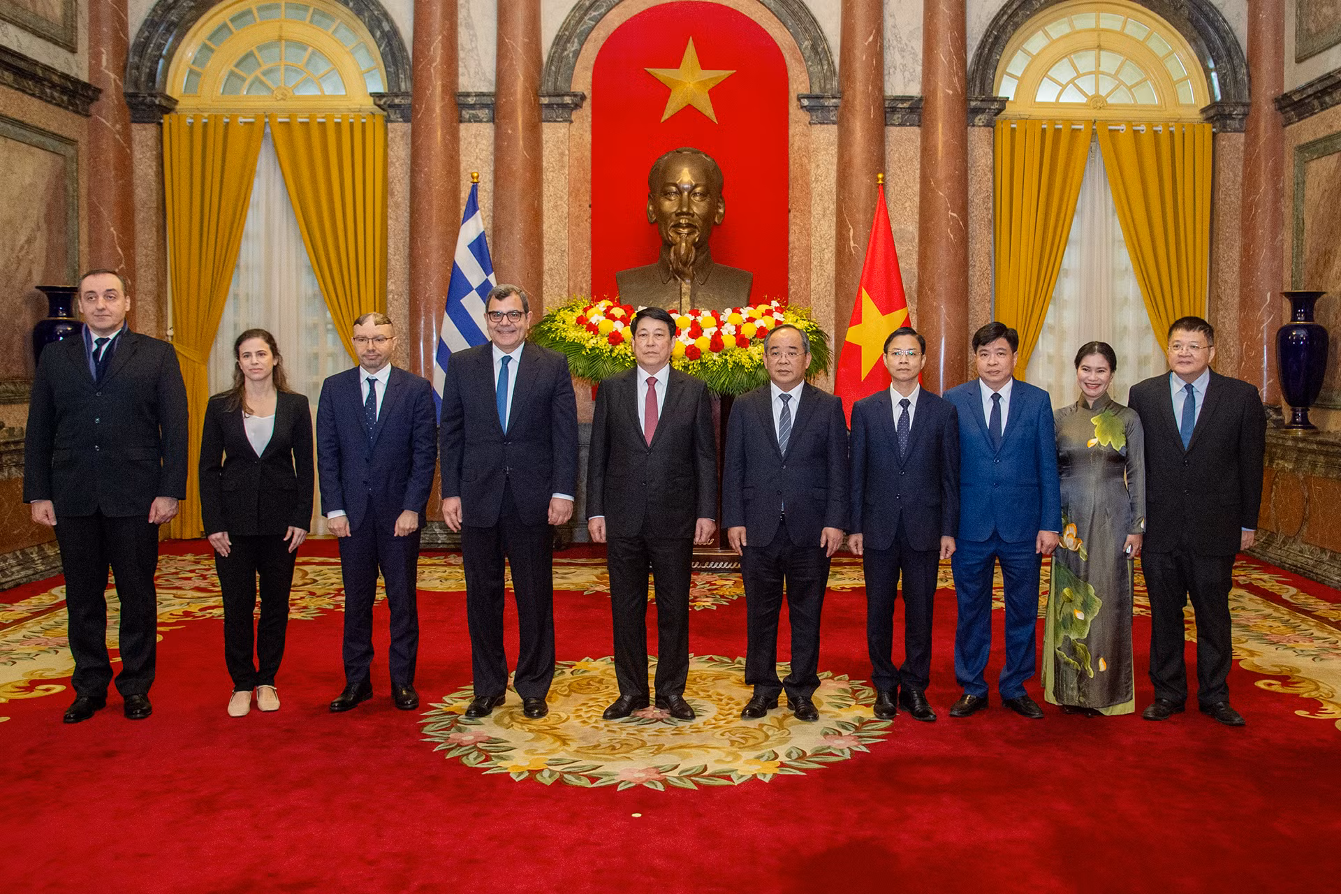 Chủ tịch nước Lương Cường và Đại sứ Cộng hòa Hy Lạp Antonios Papakostas cùng các đại biểu tại buổi lễ trình Quốc thư.
