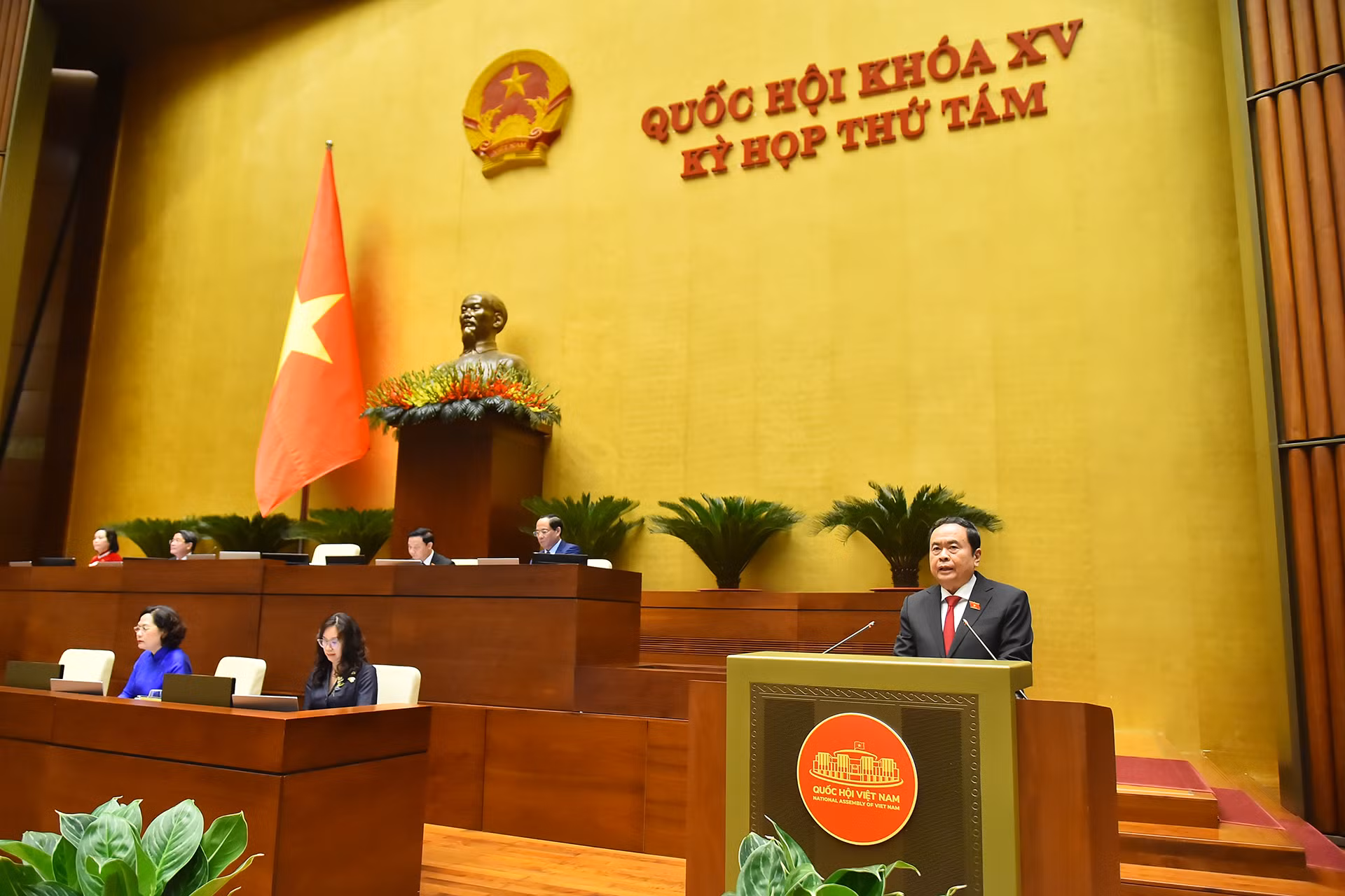 Trong bài phát biểu khai mạc, Chủ tịch Quốc hội Trần Thanh Mẫn bày tỏ tin tưởng, phiên chất vấn và trả lời chất vấn sẽ diễn ra sôi nổi, dân chủ, trên tinh thần xây dựng, có nhiều thông tin phản ánh thực trạng tình hình, đồng thời có nhiều đề xuất, kiến nghị, hiến kế cho Chính phủ trong công tác chỉ đạo, quản lý, điều hành, khắc phục những hạn chế, khó khăn, vướng mắc trong thực tế.