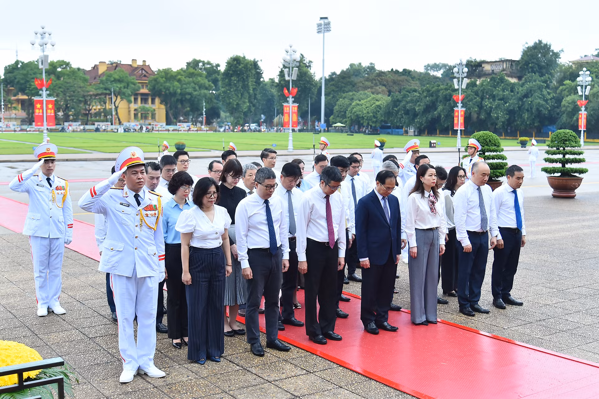Đoàn đại biểu Bộ Ngoại giao thành kính tưởng nhớ Chủ tịch Hồ Chí Minh. Đoàn đại biểu Bộ Ngoại giao thành kính tưởng nhớ Chủ tịch Hồ Chí Minh.
