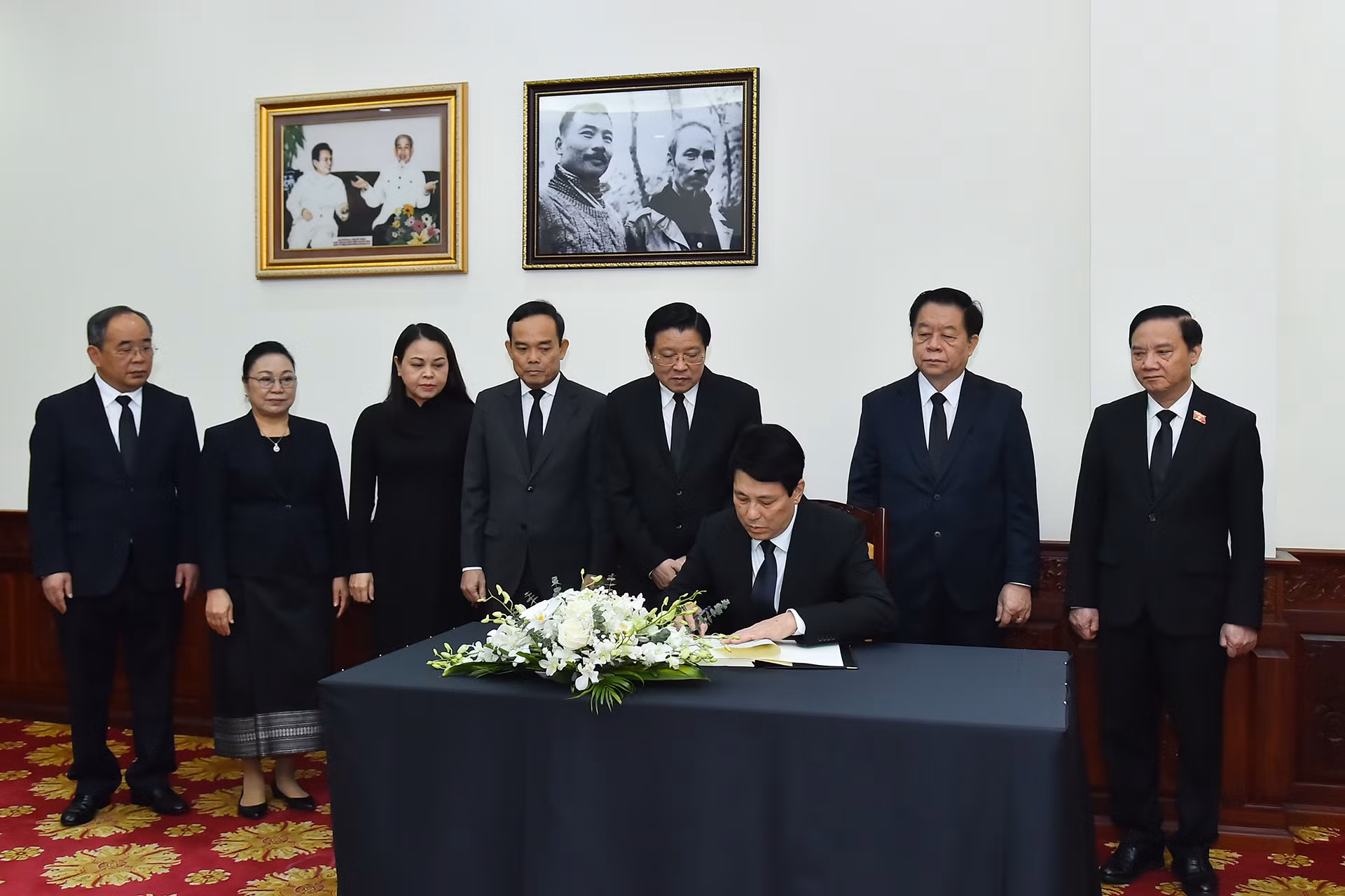 Chủ tịch nước Lương Cường ghi sổ tang chia buồn tưởng nhớ đồng chí Đại tướng Khamtay Siphandone.