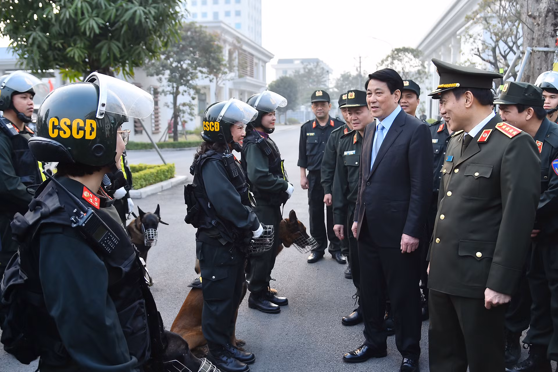 Chủ tịch nước Lương Cường thăm hỏi lực lượng Cảnh sát cơ động phụ trách cảnh khuyển. Chủ tịch nước Lương Cường thăm hỏi lực lượng Cảnh sát cơ động phụ trách cảnh khuyển.