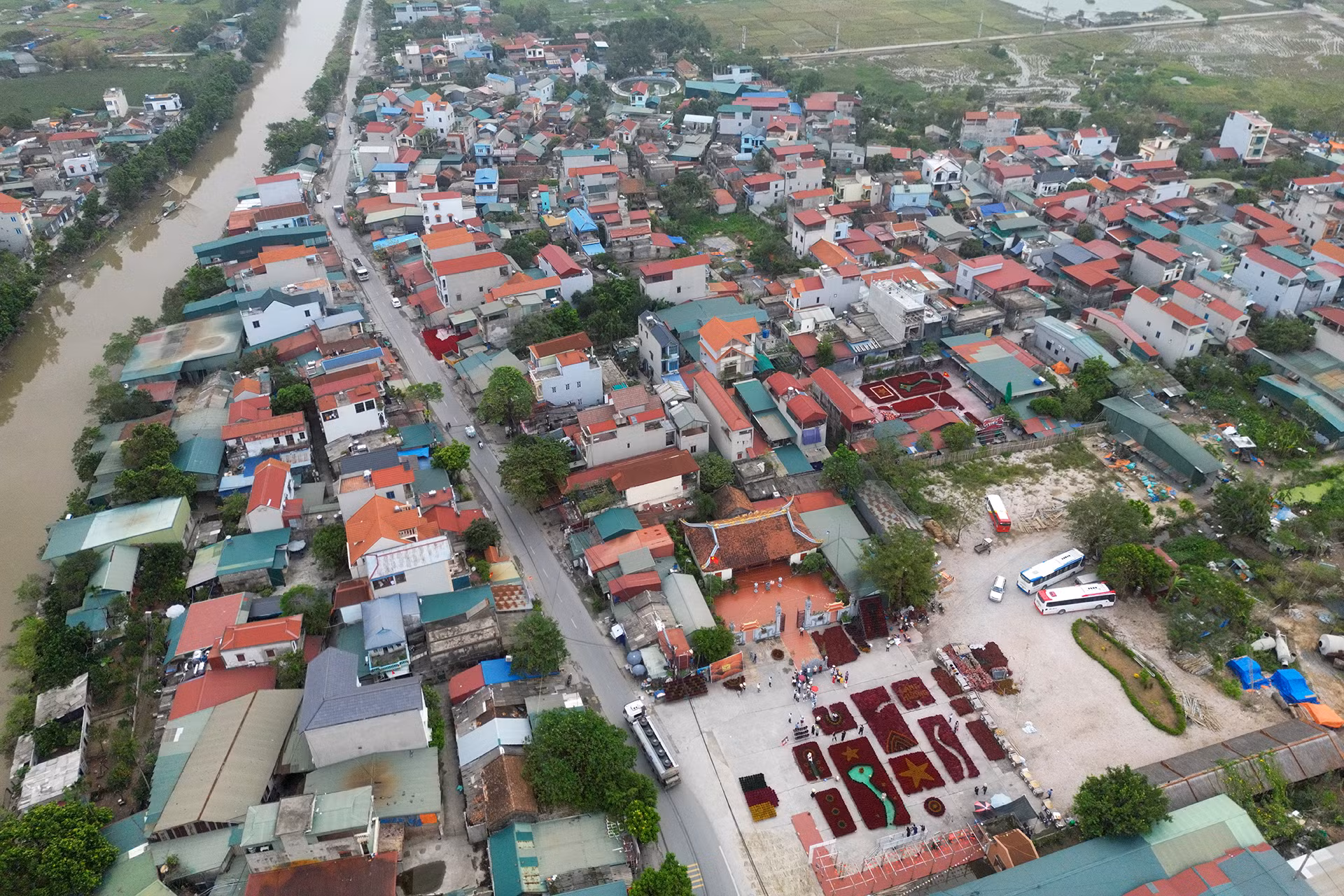 Cách trung tâm Hà Nội khoảng 35km về phía Nam, làng hương Quảng Phú Cầu được hình thành từ hơn 100 năm, đây là làng nghề chuyên làm tăm hương duy nhất ở Hà Nội, nằm ở xã Quảng Phú Cầu (huyện Ứng Hòa). Nghề truyền thống đã giải quyết việc làm cho hàng nghìn lao động địa phương và thu hút nhiều du khách về tìm hiểu những giá trị văn hóa của người Việt Nam.