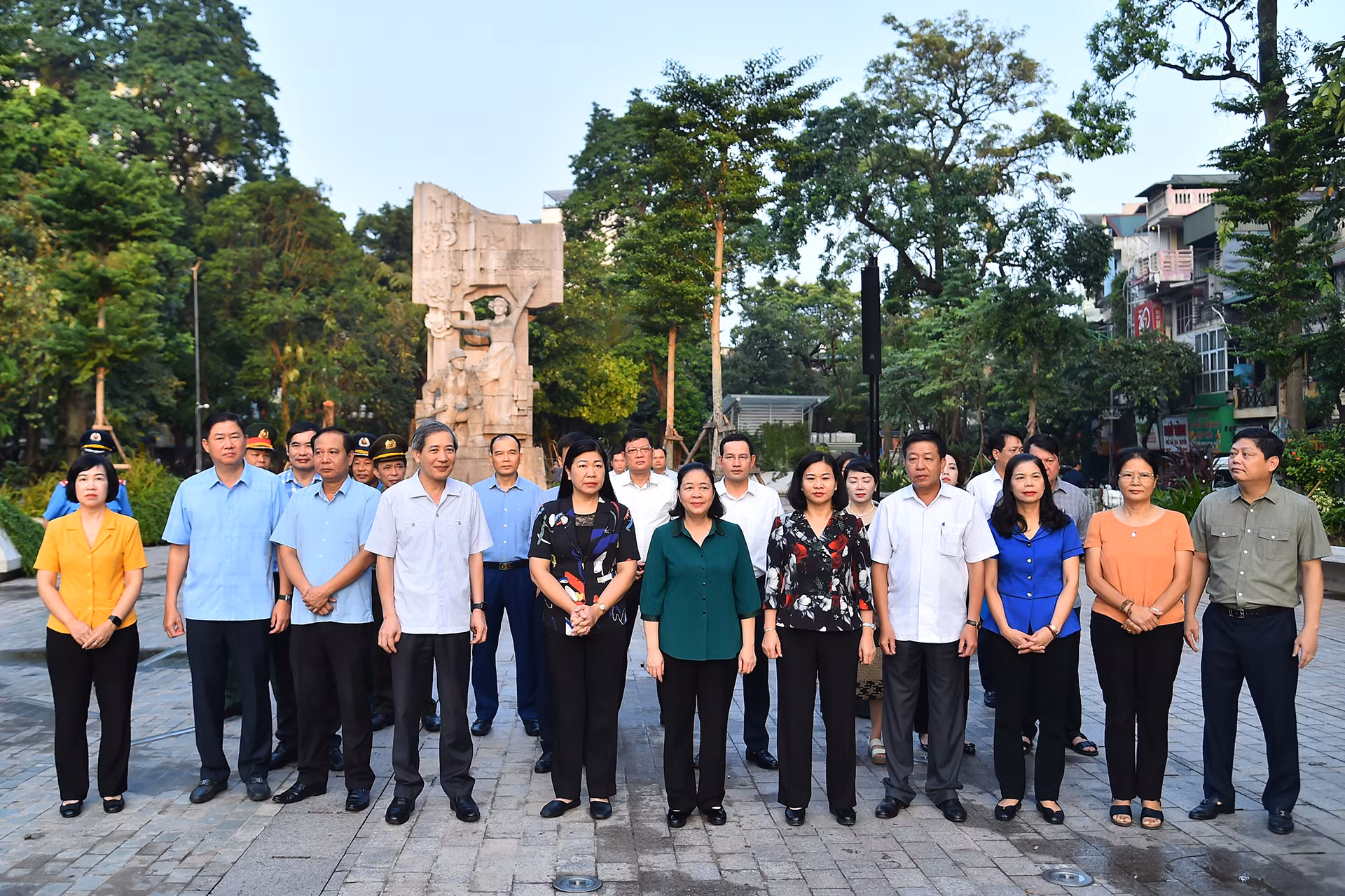 Bí thư Thành ủy Hà Nội Bùi Thị Minh Hoài, Phó Bí thư Thường trực Thành ủy Hà Nội Nguyễn Thị Tuyến cùng các đồng chí lãnh quận Ba Đình và thành phố Hà Nội tham dự lễ phát động toàn dân tham gia tổng vệ sinh môi trường, khắc phục hậu quả cơn bão số 3 tại Vườn hoa Vạn Xuân.
