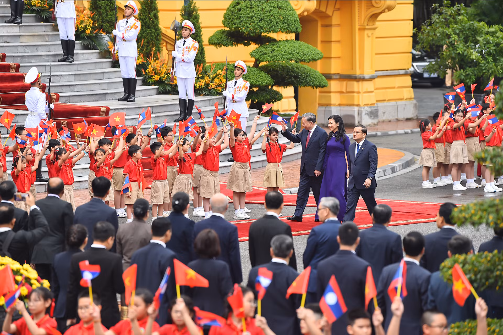 Thiếu nhi Thủ đô vẫy chào Tổng Bí thư, Chủ tịch nước Tô Lâm và Phu nhân Ngô Phương Ly.