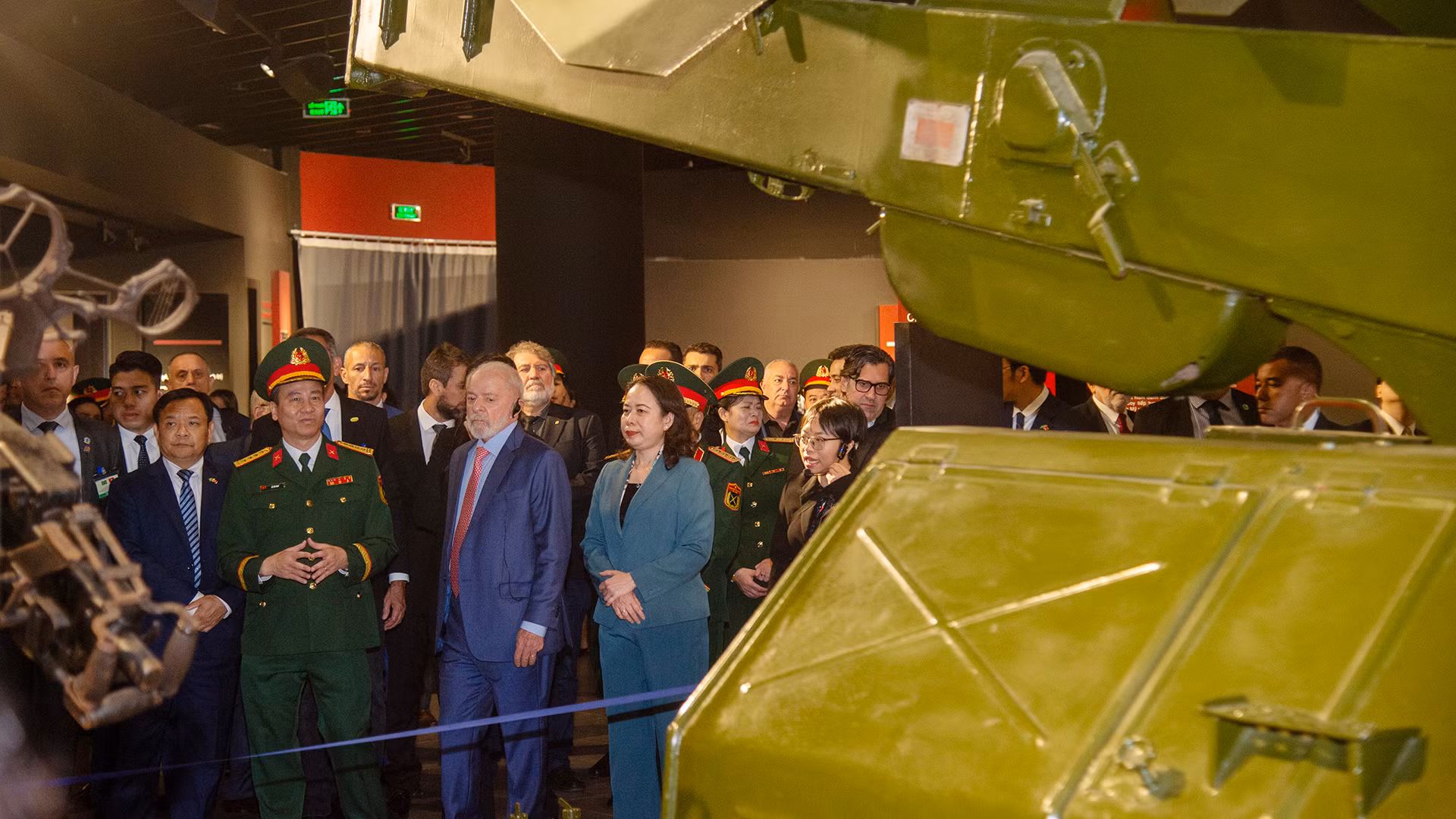 Phó Chủ tịch nước Võ Thị Ánh Xuân và Tổng thống Brazil Luiz Inacio Lula da Silva tham quan Bảo tàng Lịch sử Quân sự Việt Nam.