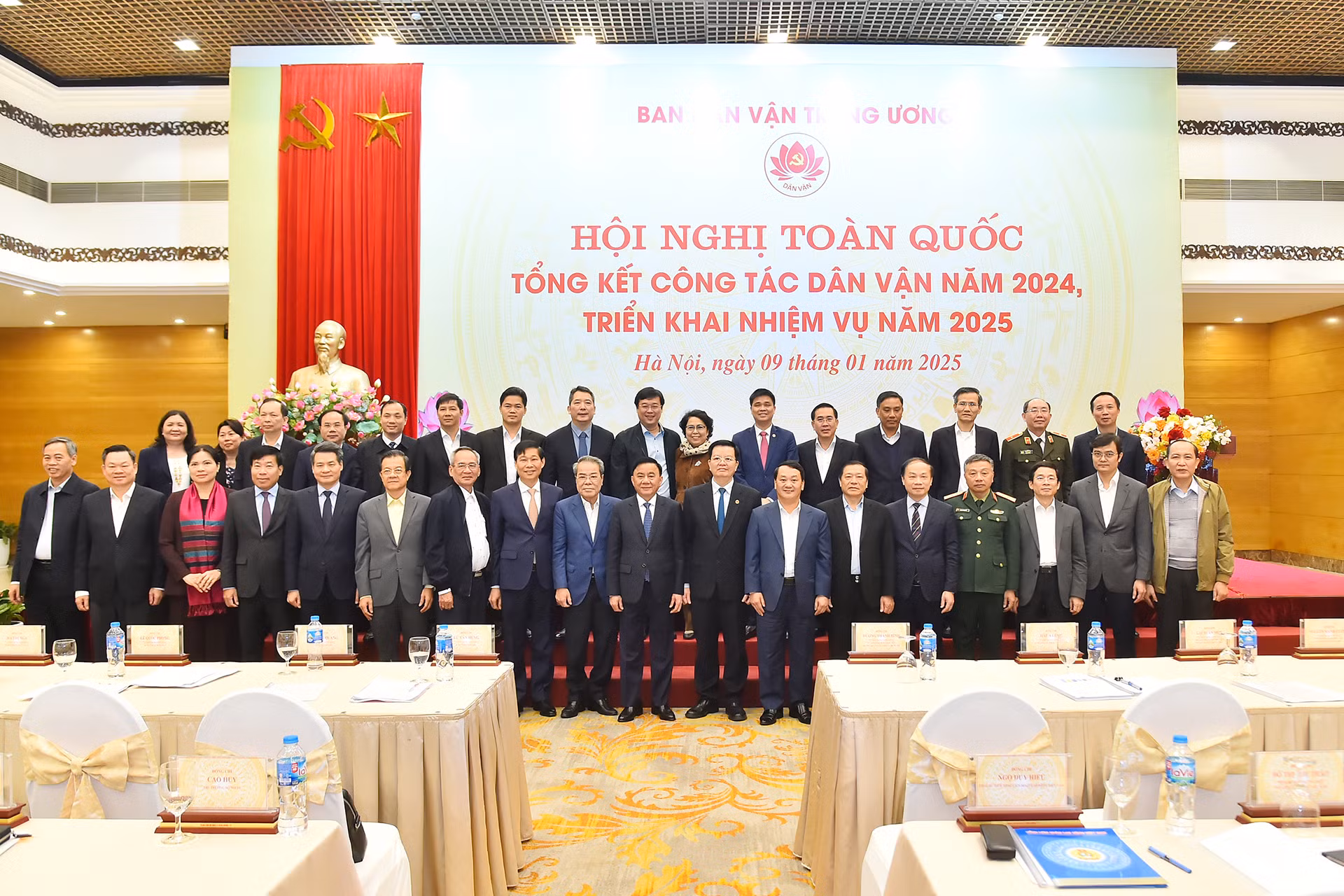 Thường trực Ban Bí thư Trần Cẩm Tú với các đại biểu tại Hội nghị toàn quốc tổng kết công tác dân vận năm 2024, triển khai nhiệm vụ năm 2025.